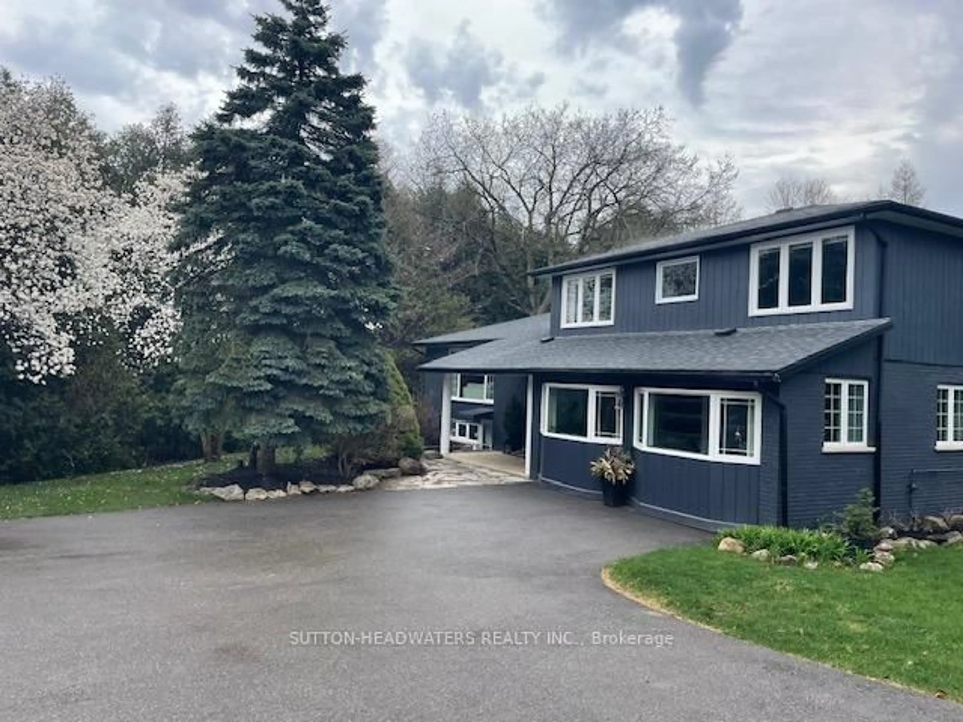 A pic from outside/outdoor area/front of a property/back of a property/a pic from drone, street for 563 River Rd, Caledon Ontario L7K 0E5