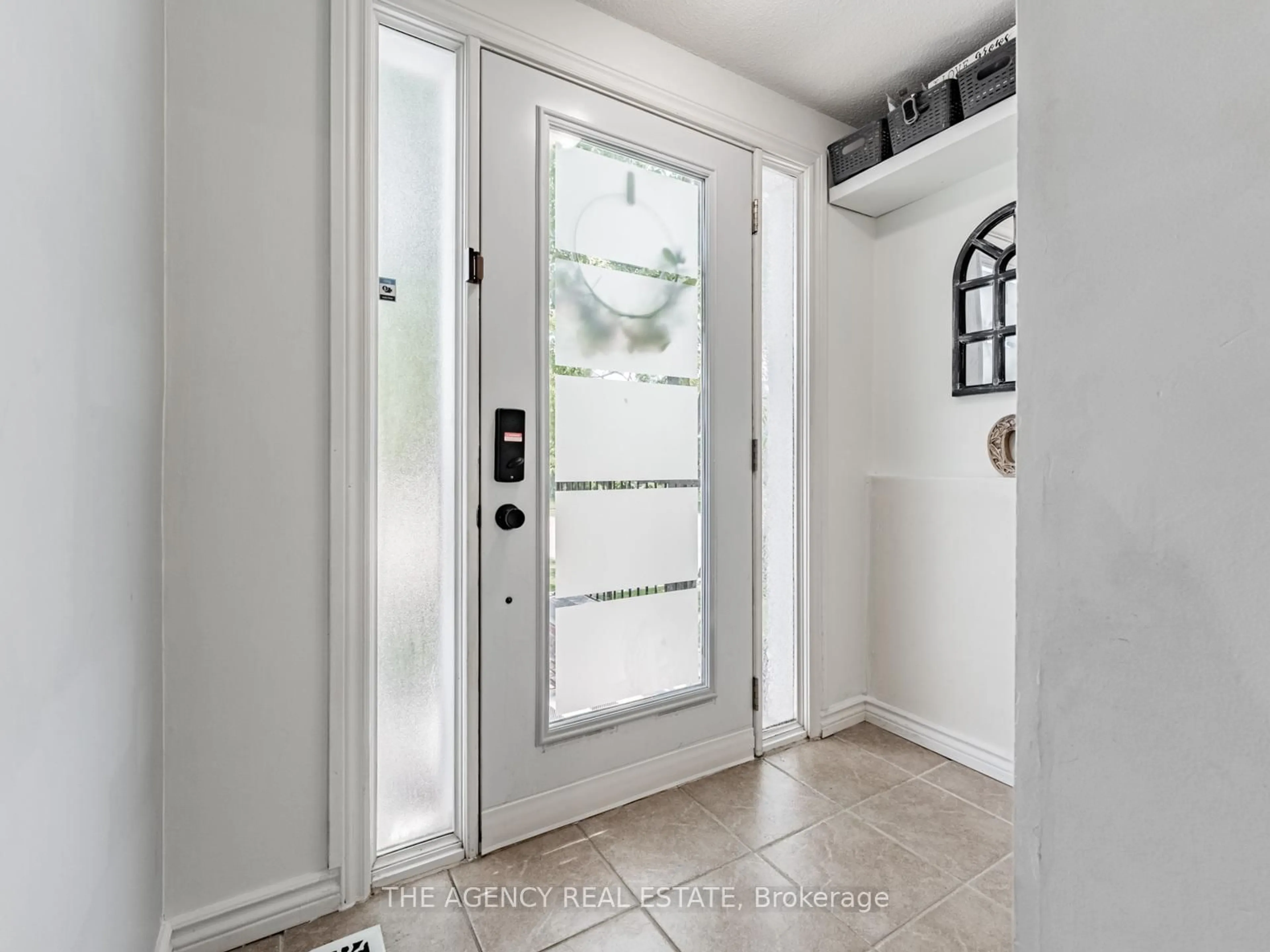Indoor entryway for 2445 Homelands Dr, Mississauga Ontario L5K 2C6