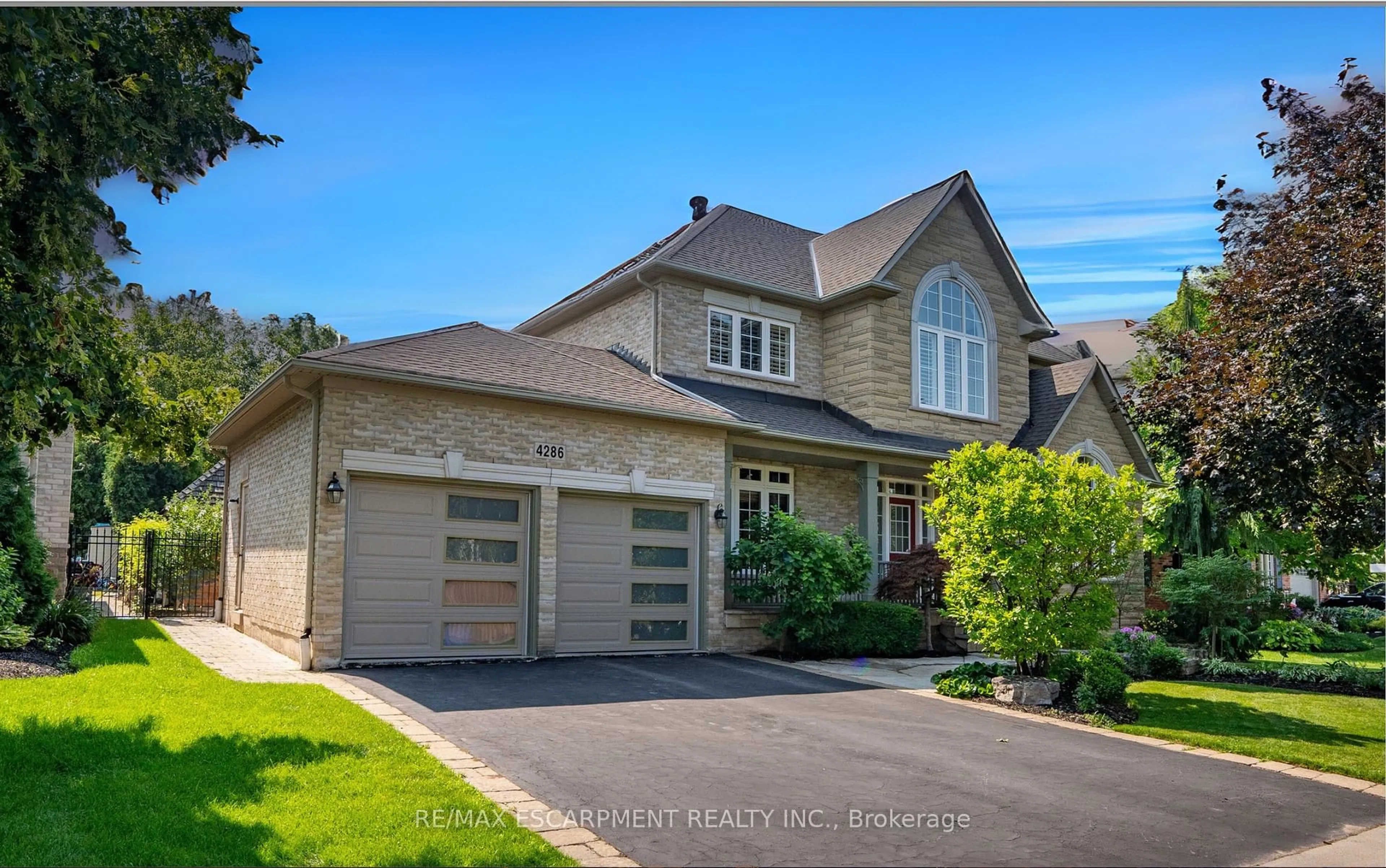 Home with brick exterior material, street for 4286 Clubview Dr, Burlington Ontario L7M 4X1