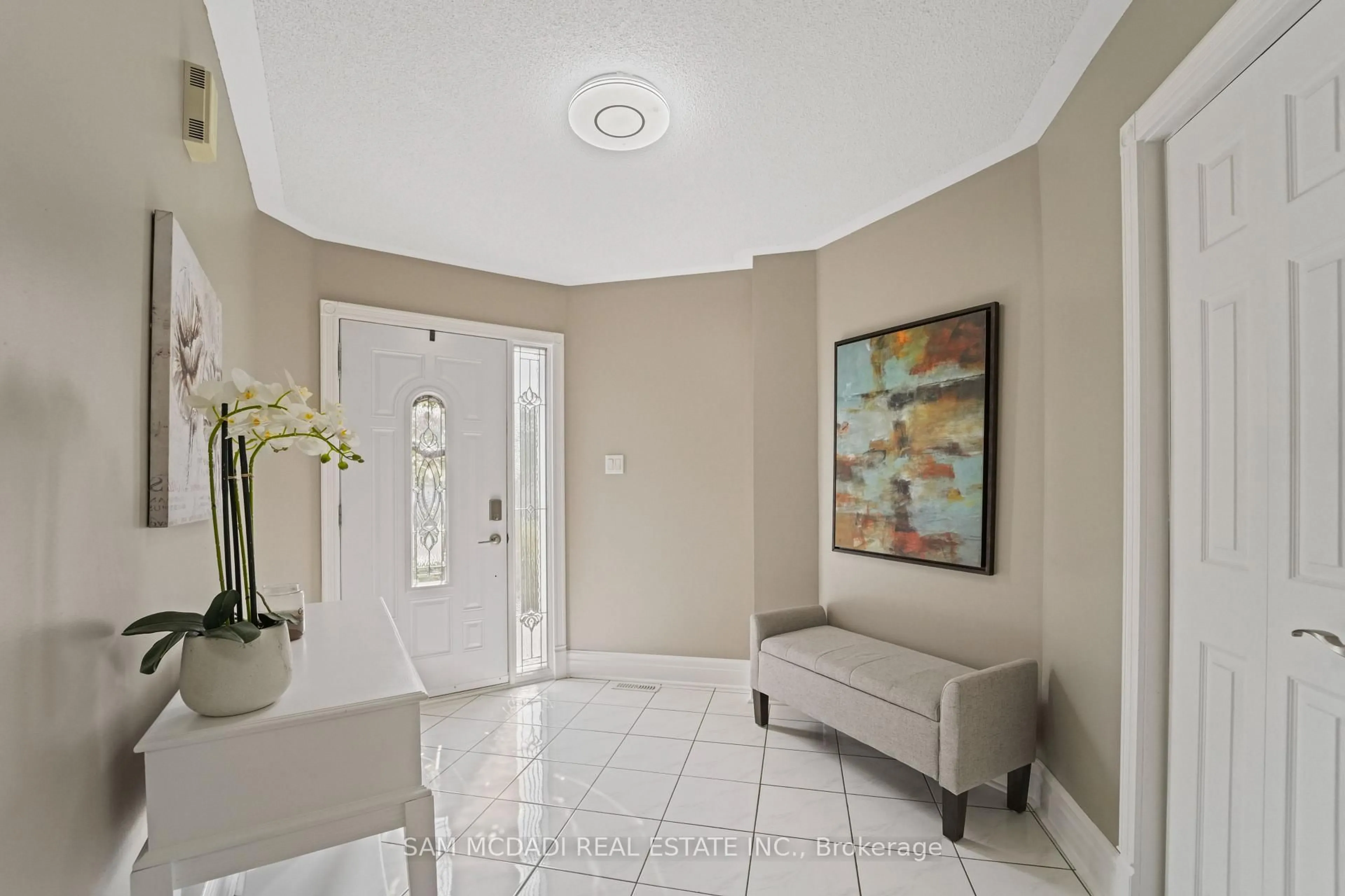 Indoor entryway for 3949 Baggins Crt, Mississauga Ontario L5N 7A3