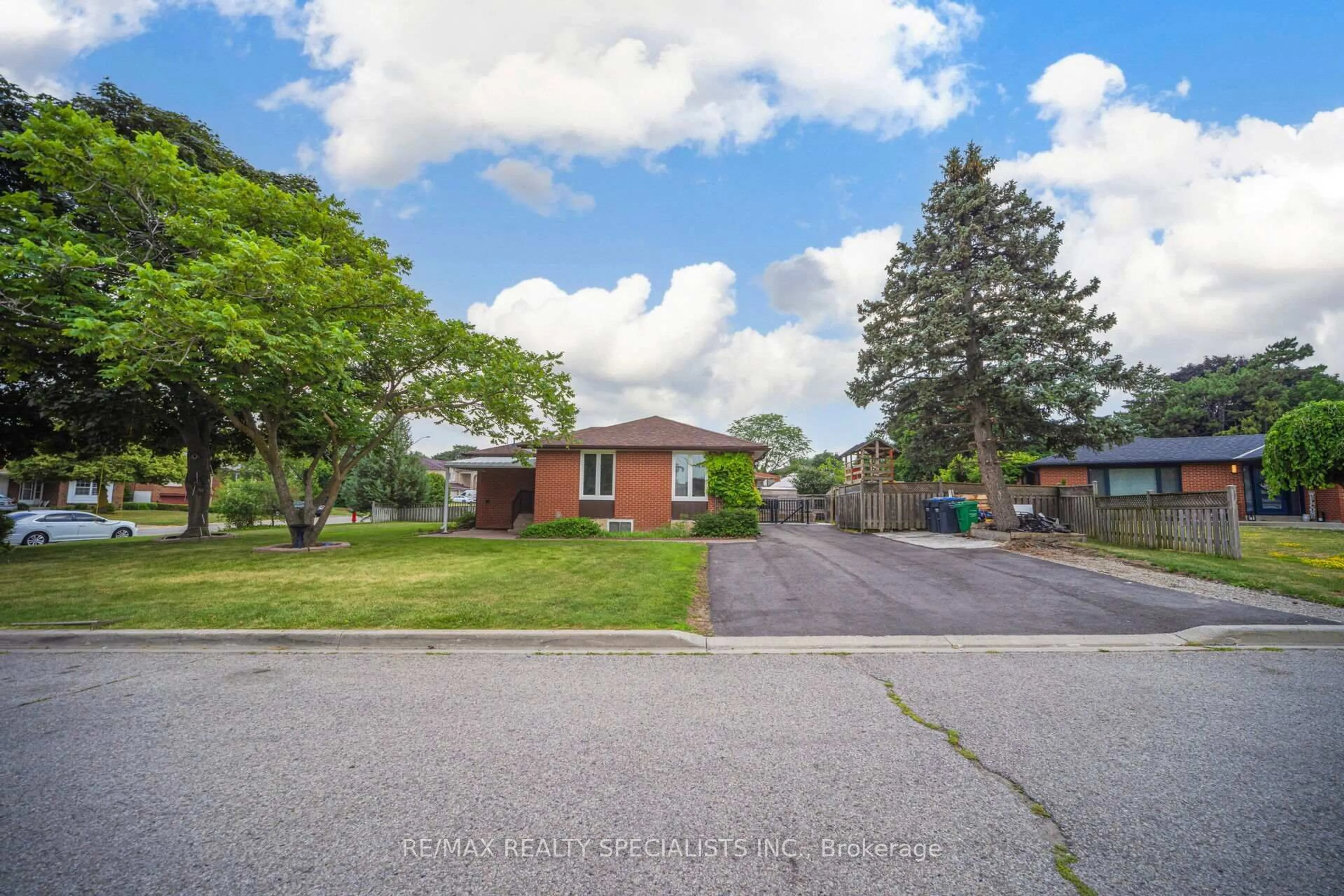 A pic from outside/outdoor area/front of a property/back of a property/a pic from drone, street for 2 Dunster Cres, Brampton Ontario L6T 3J7