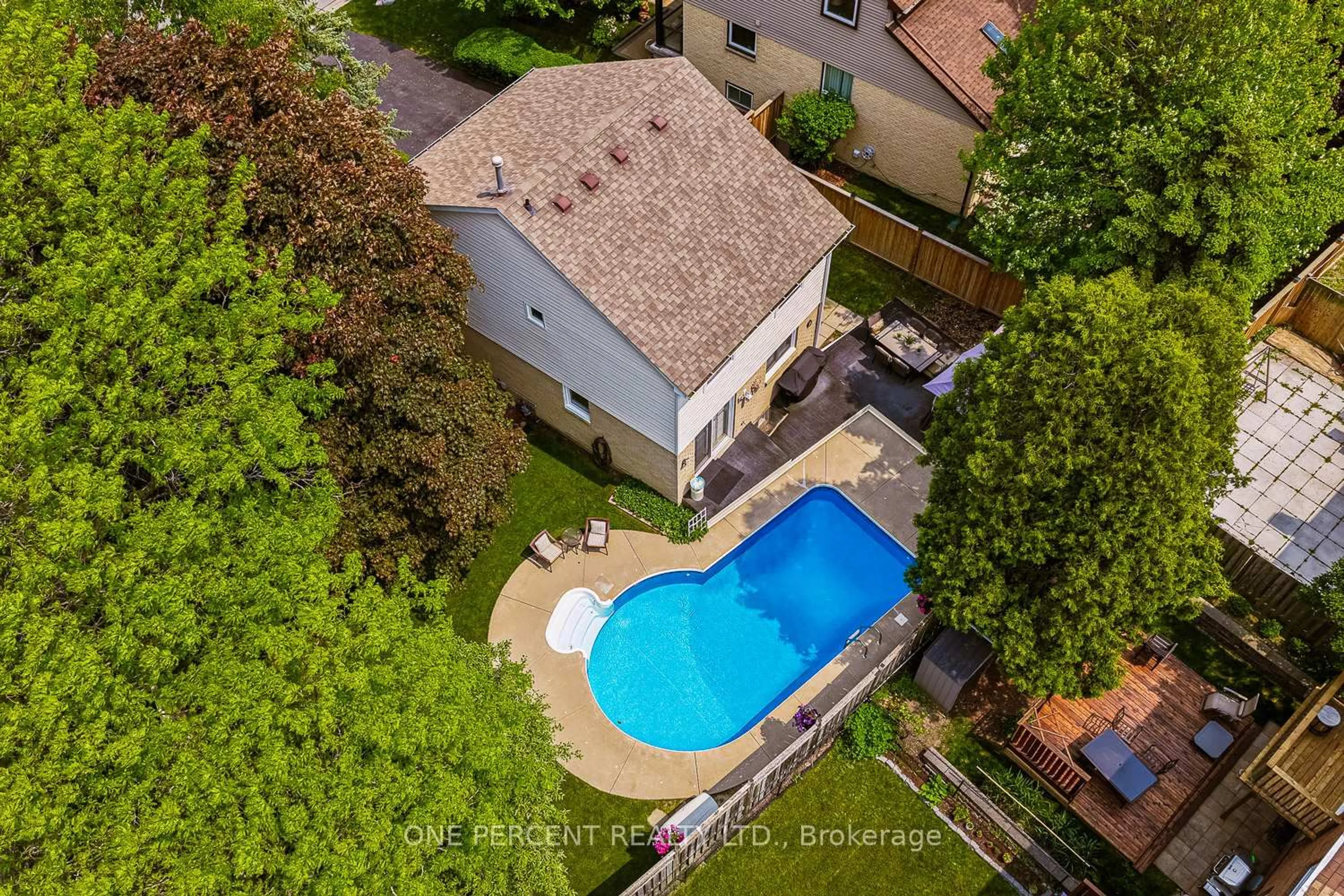 A pic from outside/outdoor area/front of a property/back of a property/a pic from drone, unknown for 103 Royal Palm Dr, Brampton Ontario L6Z 1P4