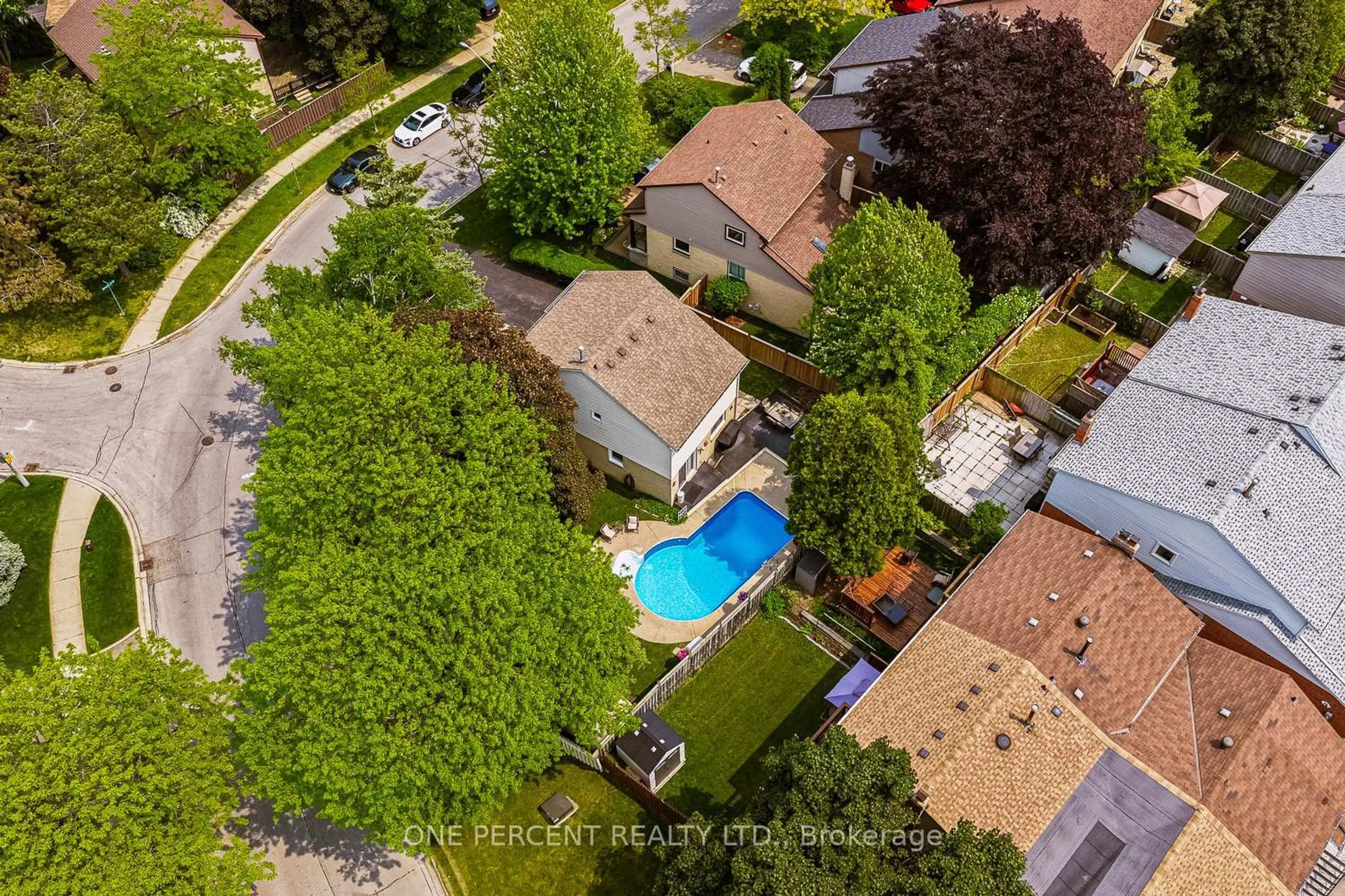 A pic from outside/outdoor area/front of a property/back of a property/a pic from drone, street for 103 Royal Palm Dr, Brampton Ontario L6Z 1P4