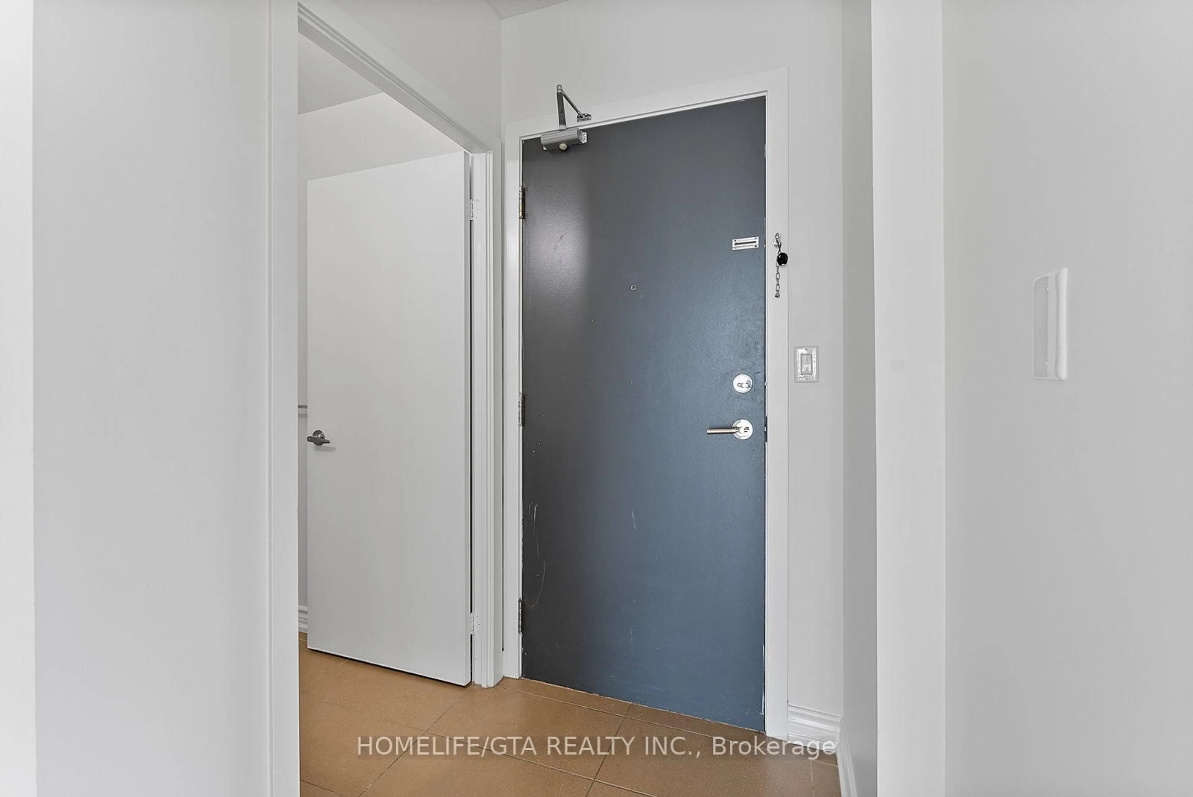 Indoor entryway for 4070 Confederation Pkwy #2107, Mississauga Ontario L5B 0E9