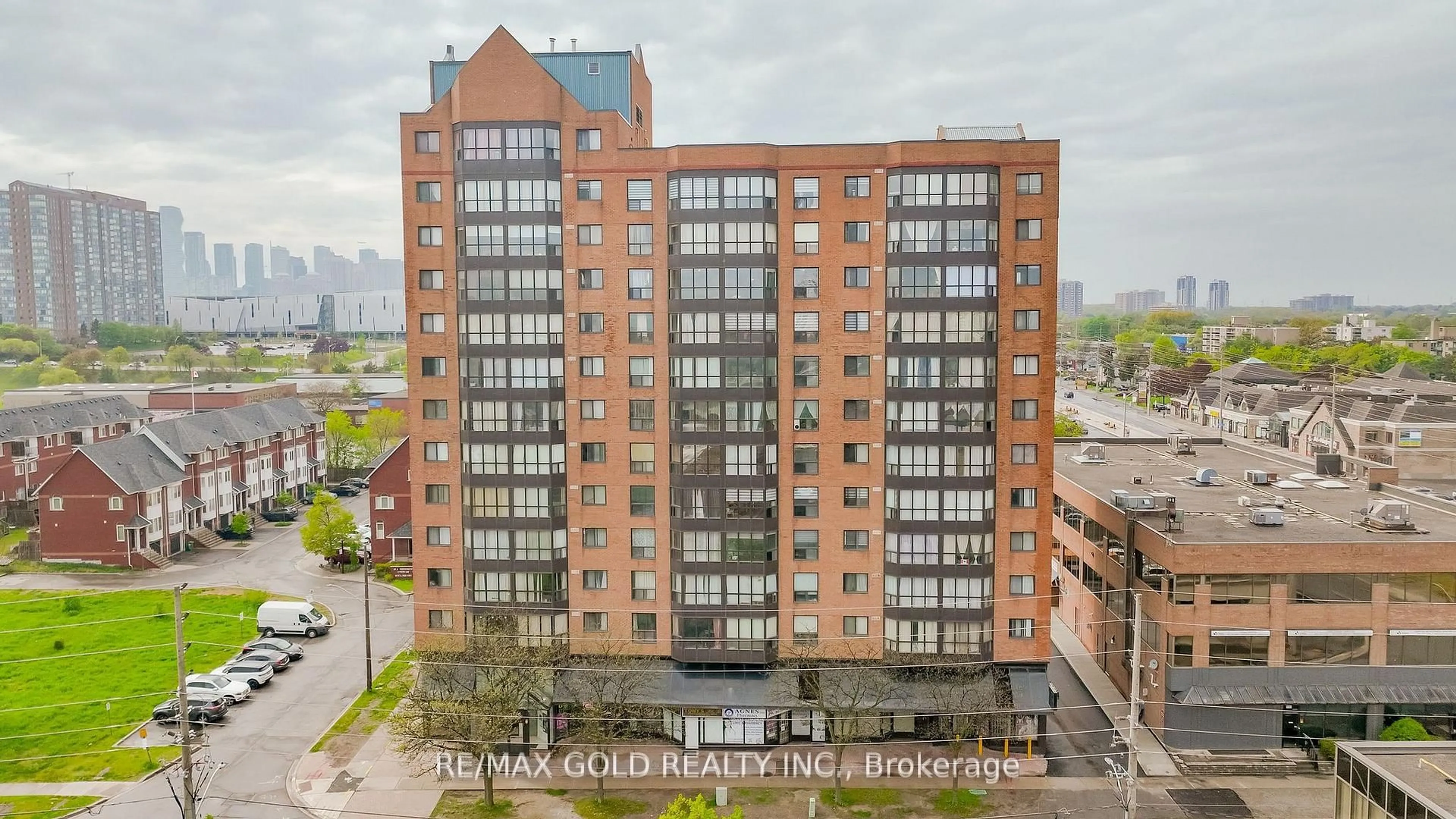 A pic from outside/outdoor area/front of a property/back of a property/a pic from drone, city buildings view from balcony for 25 Agnes St #201, Mississauga Ontario L5B 3X7