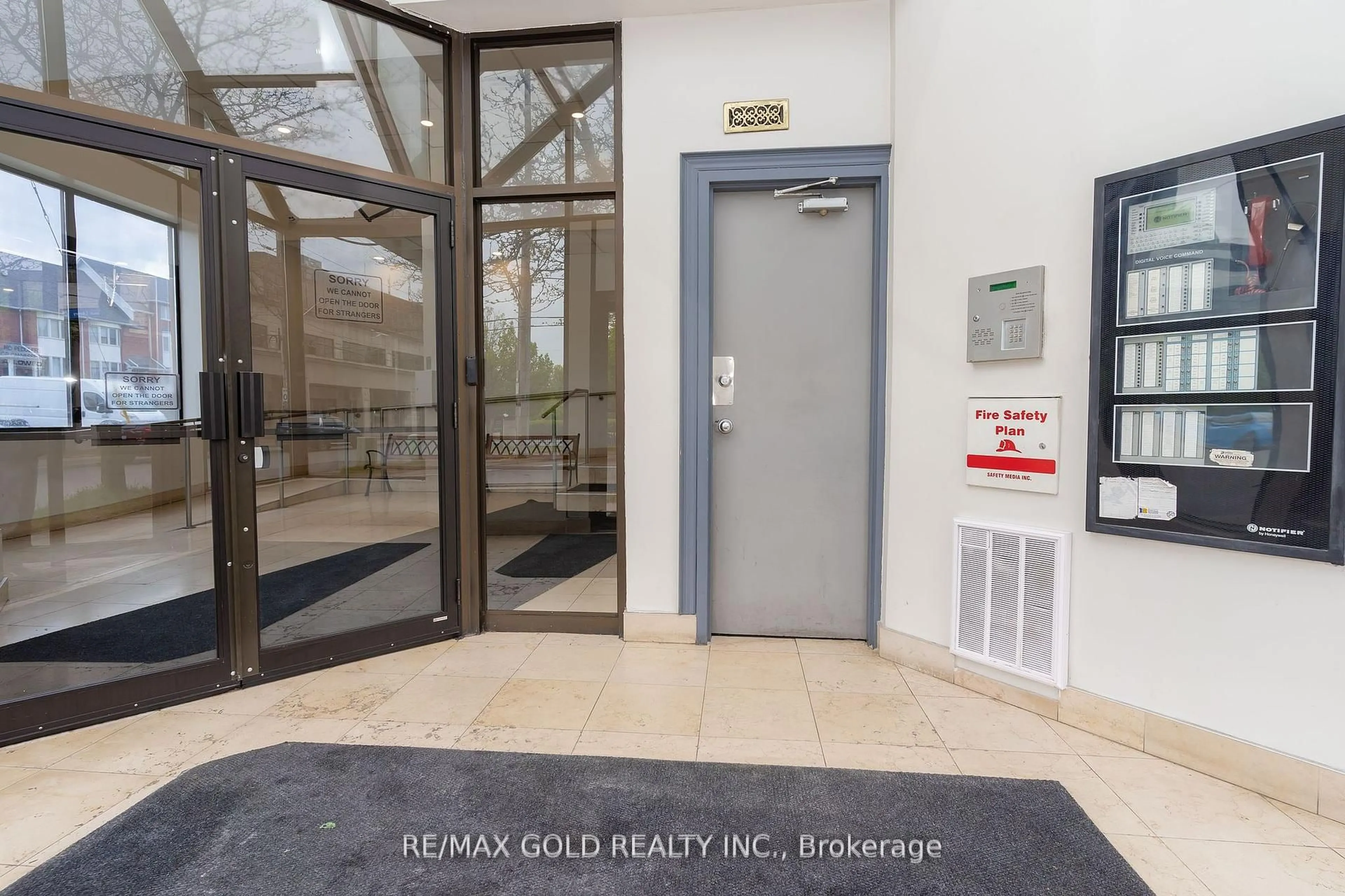 Indoor entryway for 25 Agnes St #201, Mississauga Ontario L5B 3X7