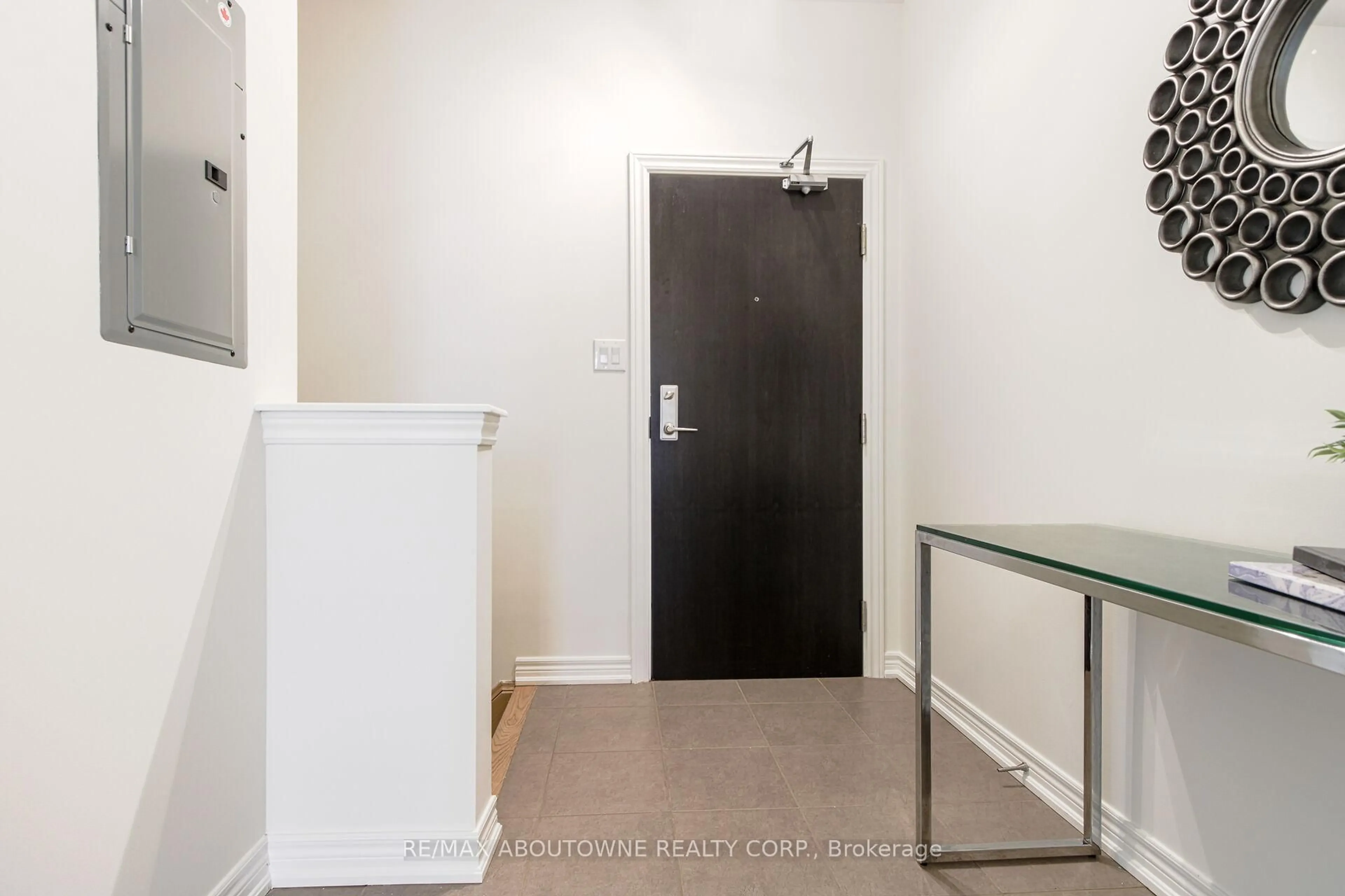 Indoor entryway for 2339 Sawgrass Dr #206, Oakville Ontario L6H 0L1