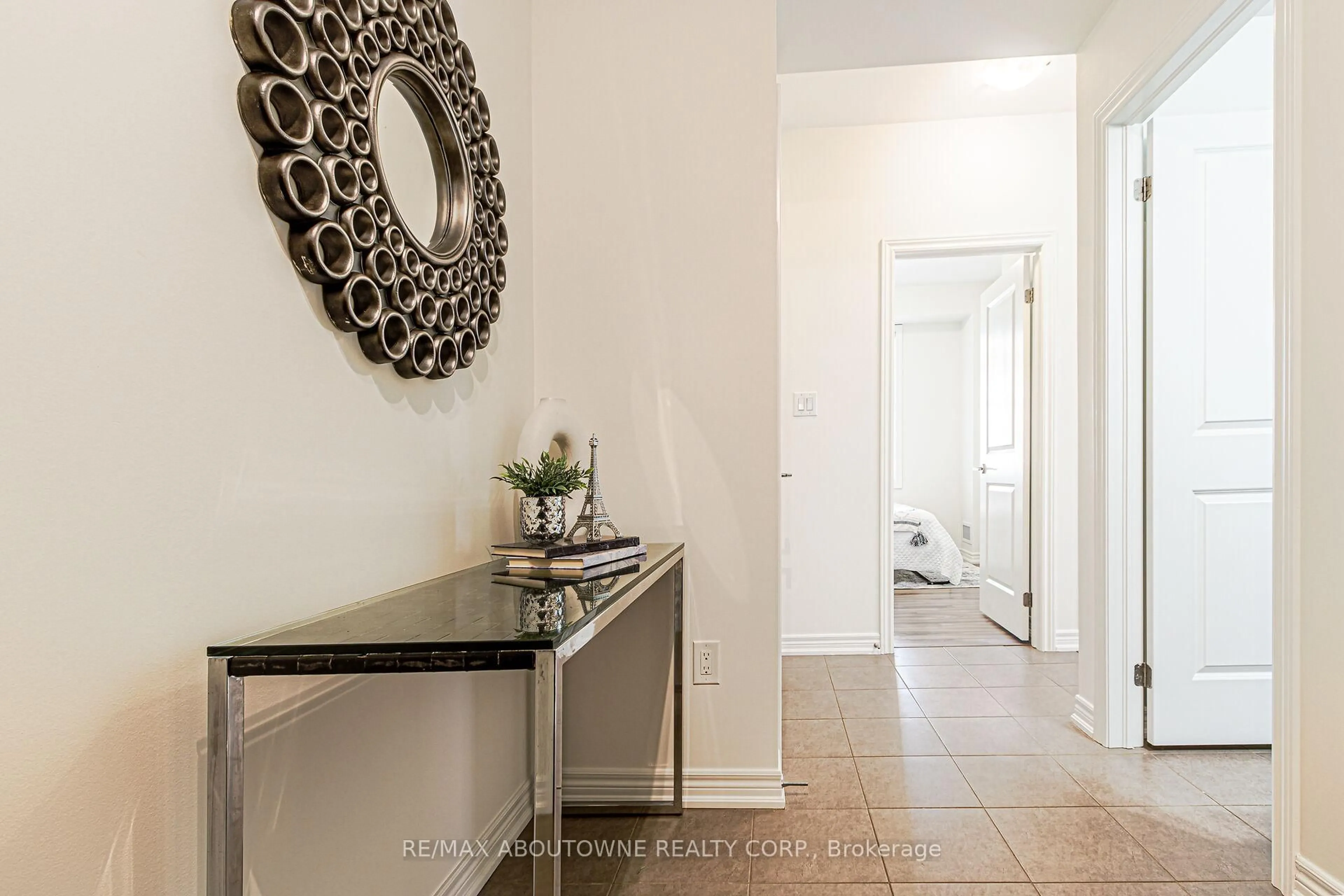 Indoor entryway for 2339 Sawgrass Dr #206, Oakville Ontario L6H 0L1