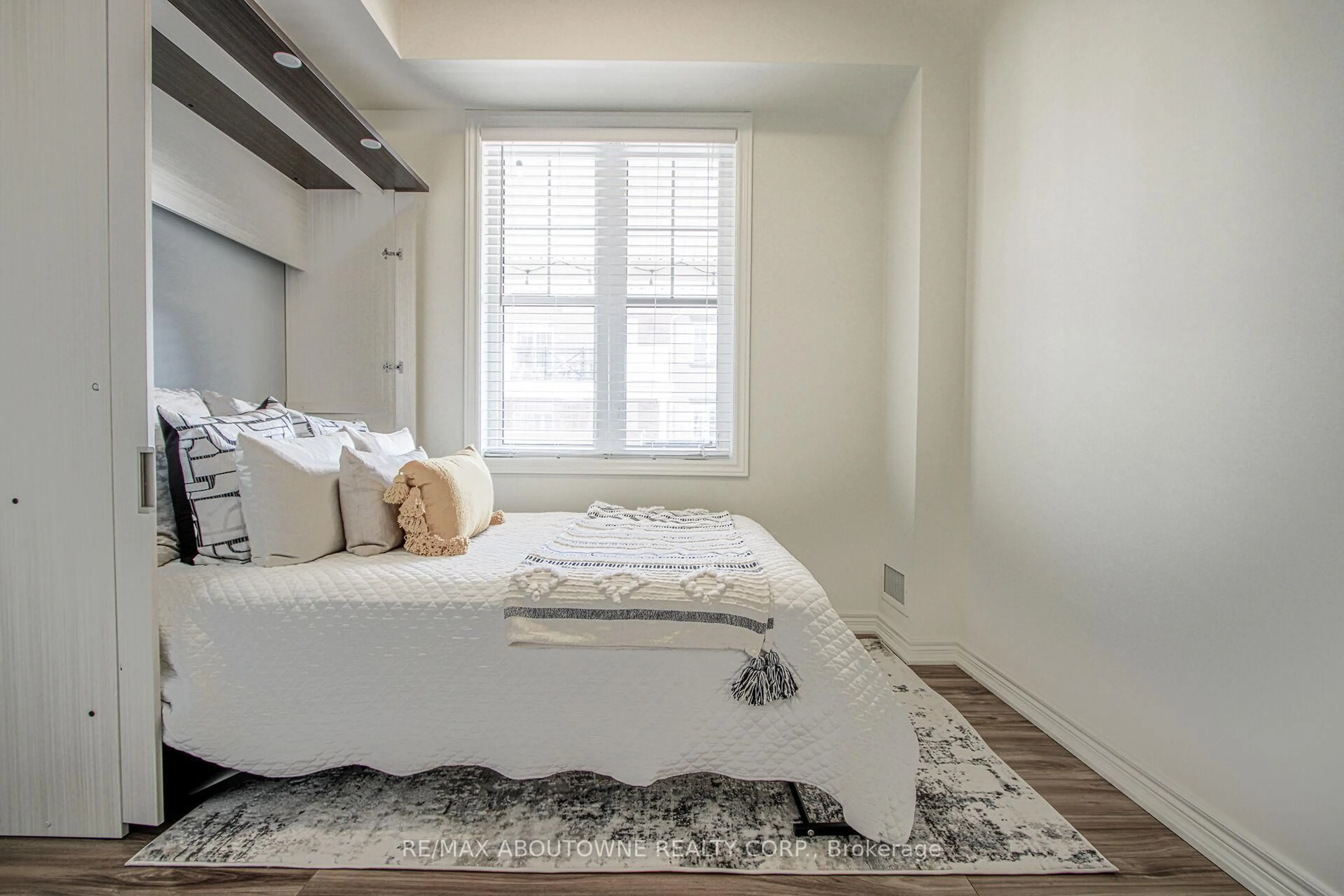 Bedroom with bed, unknown for 2339 Sawgrass Dr #206, Oakville Ontario L6H 0L1