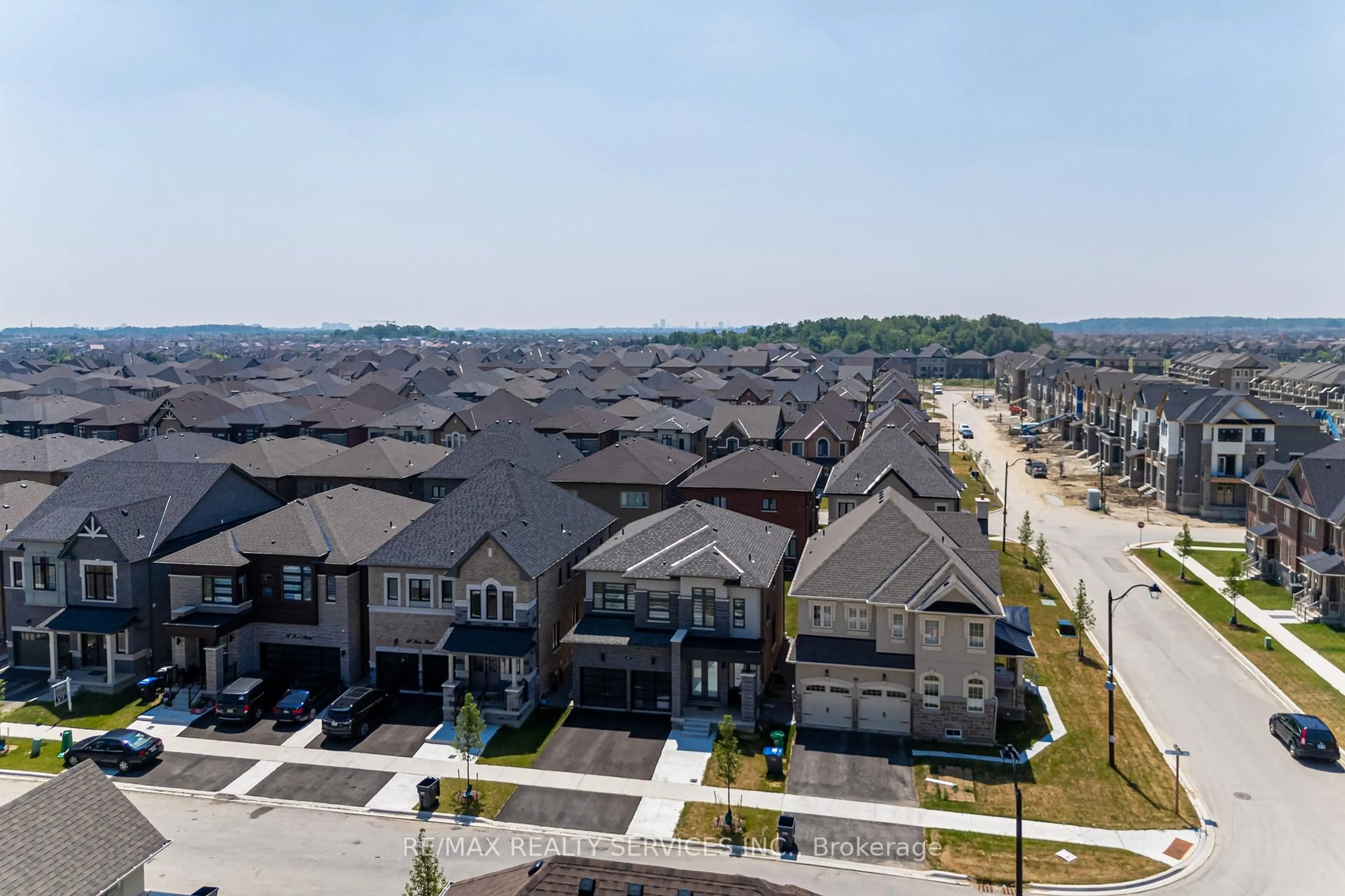 A pic from outside/outdoor area/front of a property/back of a property/a pic from drone, mountain view for 40 Icon St, Brampton Ontario L6R 4E5