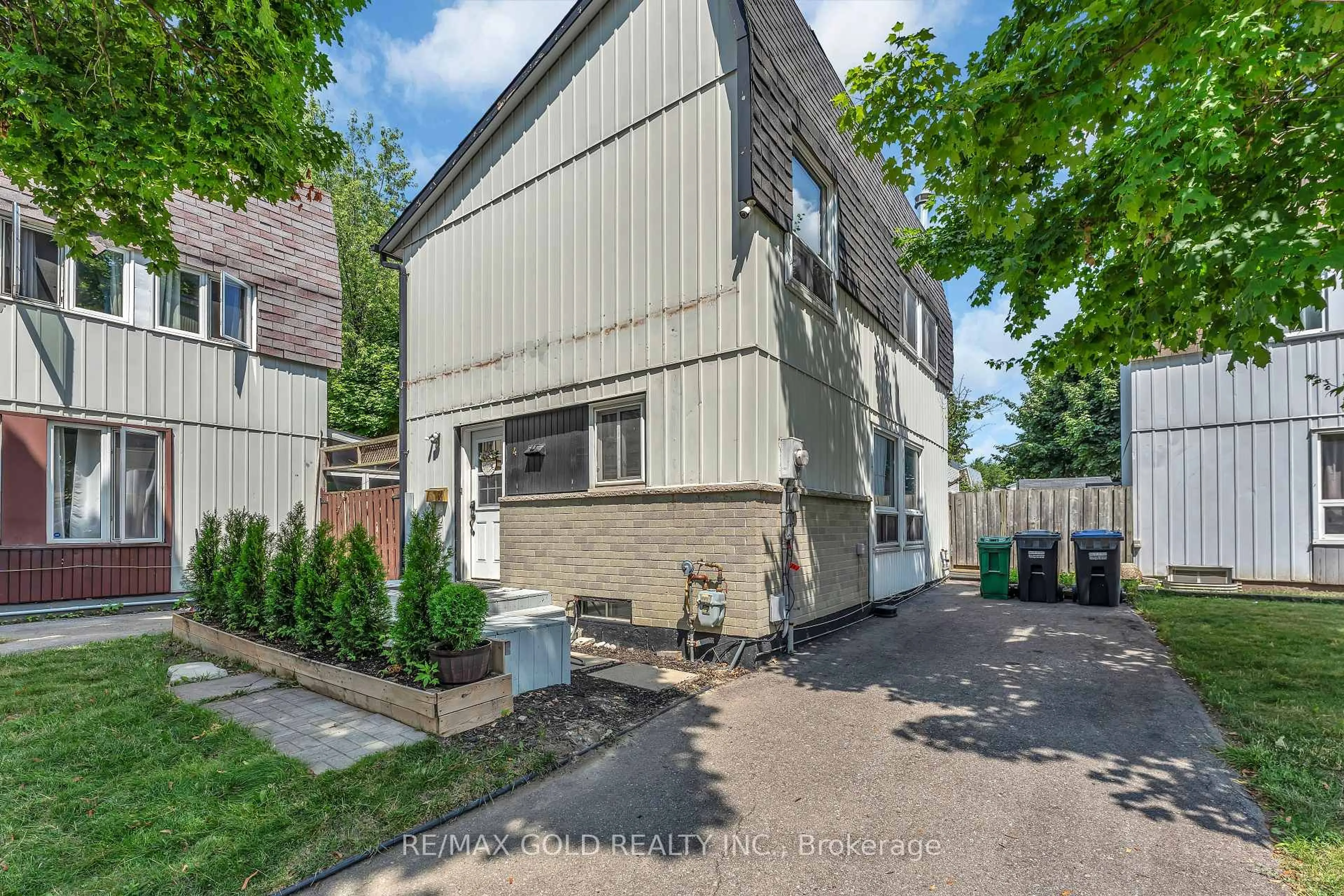 Unknown for 4 Glencastle Sq, Brampton Ontario L6S 2H8