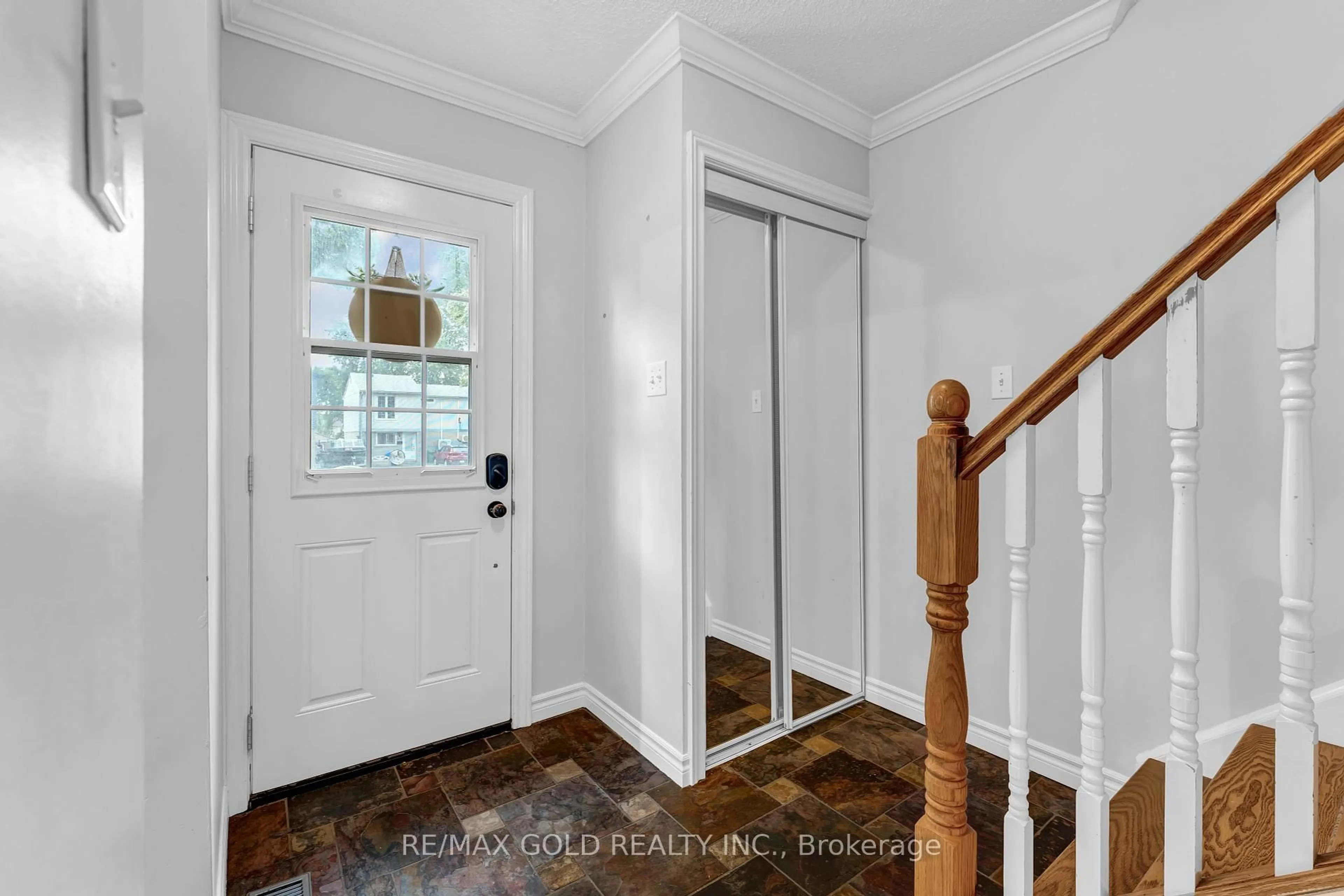 Indoor entryway for 4 Glencastle Sq, Brampton Ontario L6S 2H8