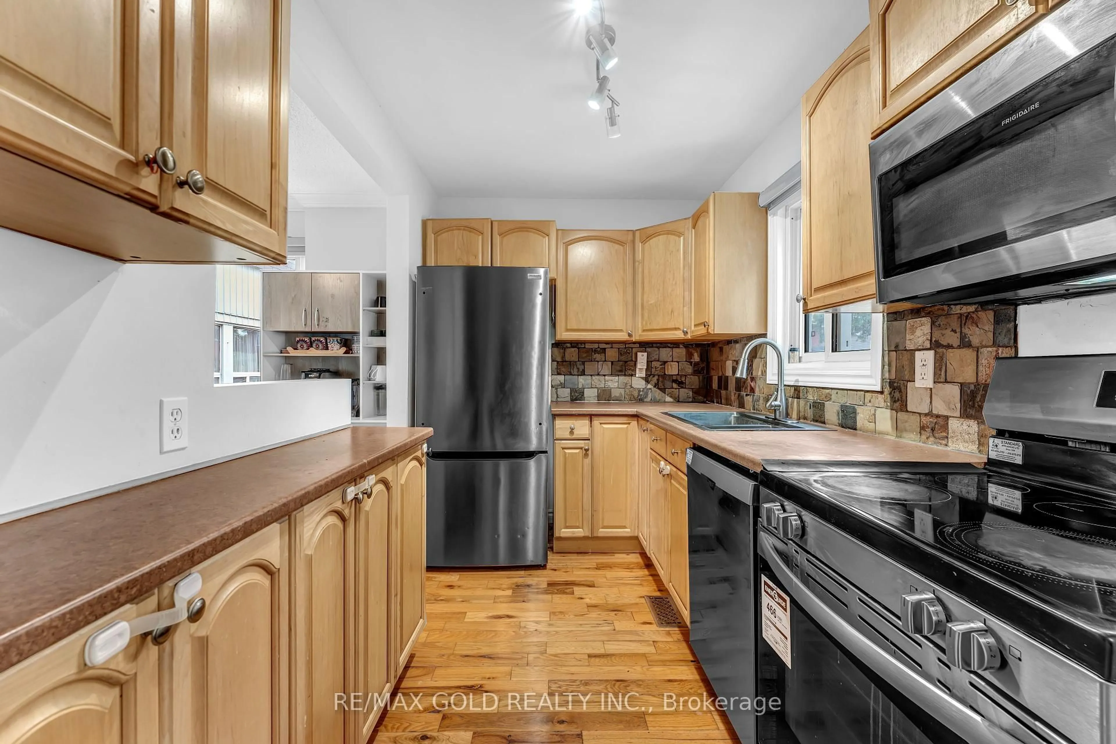 Standard kitchen, unknown for 4 Glencastle Sq, Brampton Ontario L6S 2H8