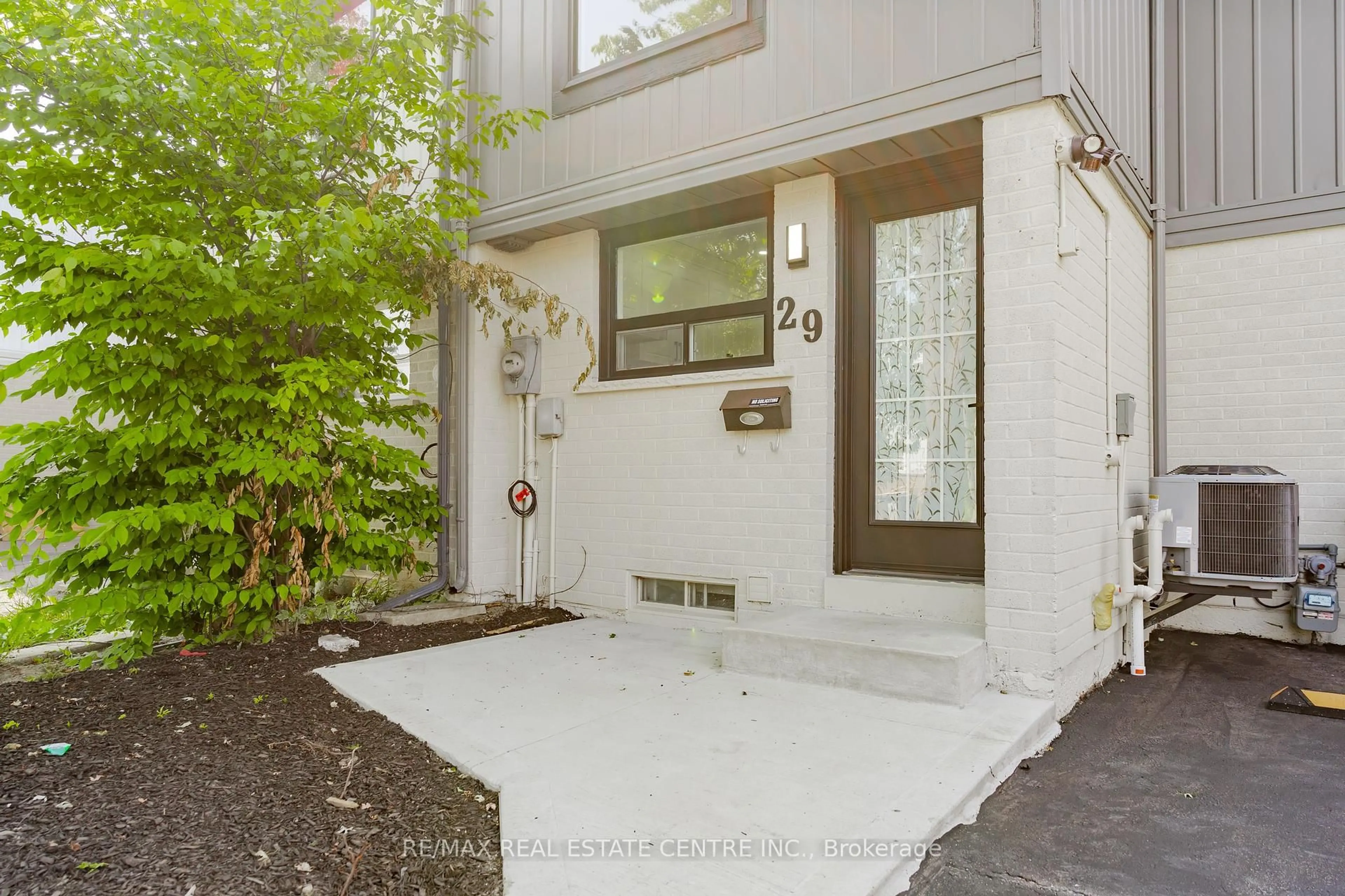 Indoor entryway for 29 Geraldine Crt, Brampton Ontario L6S 2J6