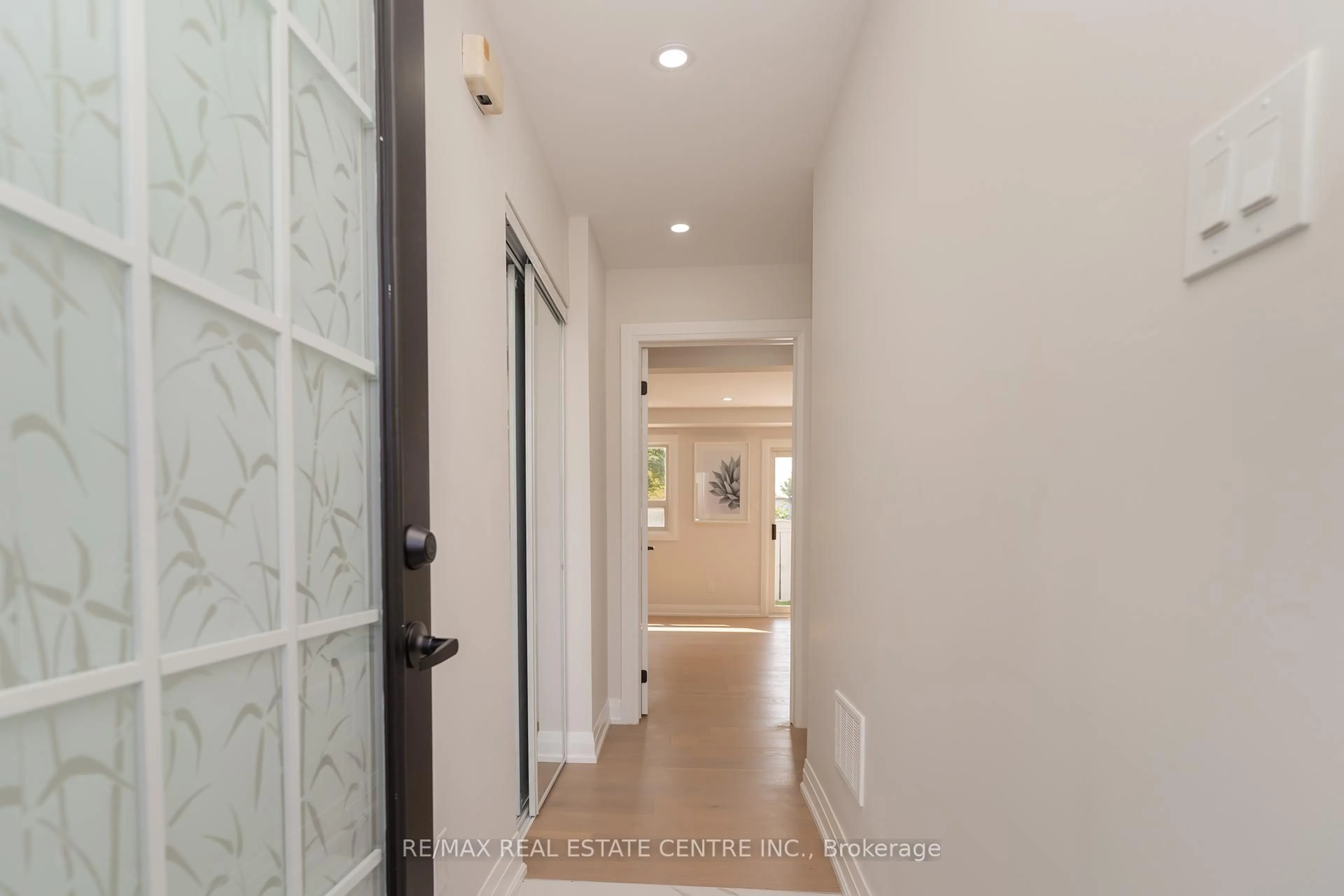 Indoor entryway for 29 Geraldine Crt, Brampton Ontario L6S 2J6
