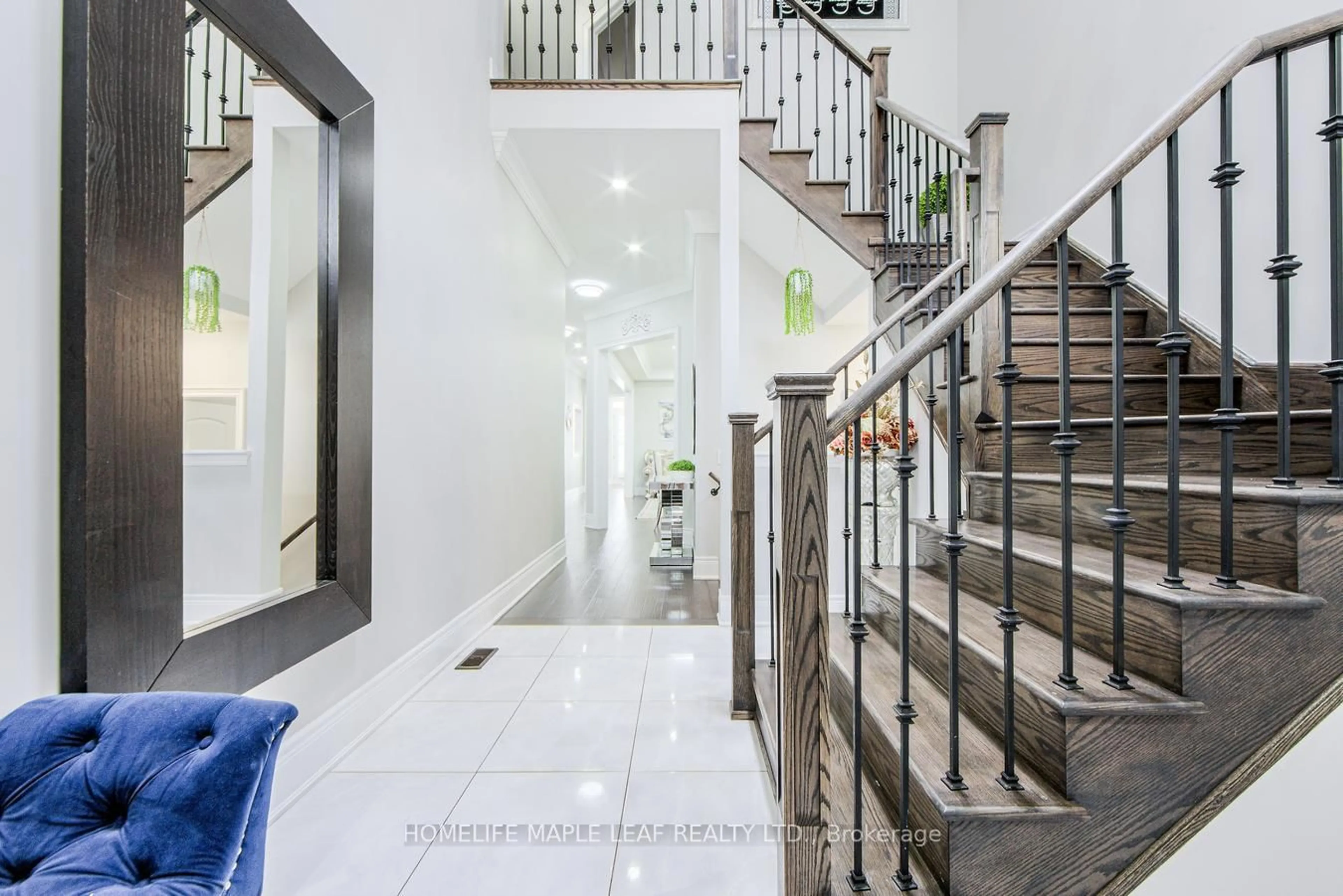 Indoor foyer for 16 Dairymaid Rd, Brampton Ontario L6X 5P9