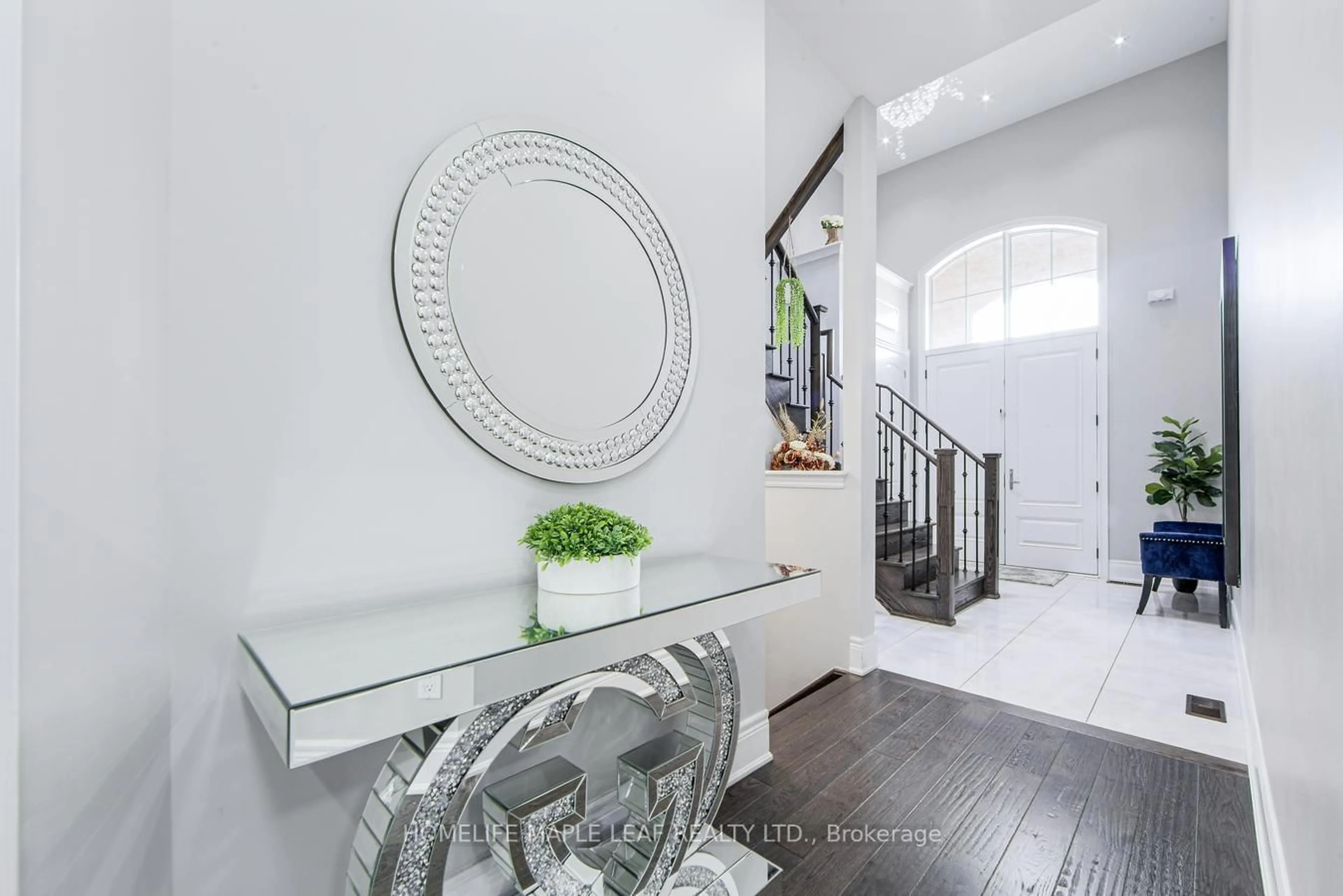 Indoor entryway for 16 Dairymaid Rd, Brampton Ontario L6X 5P9
