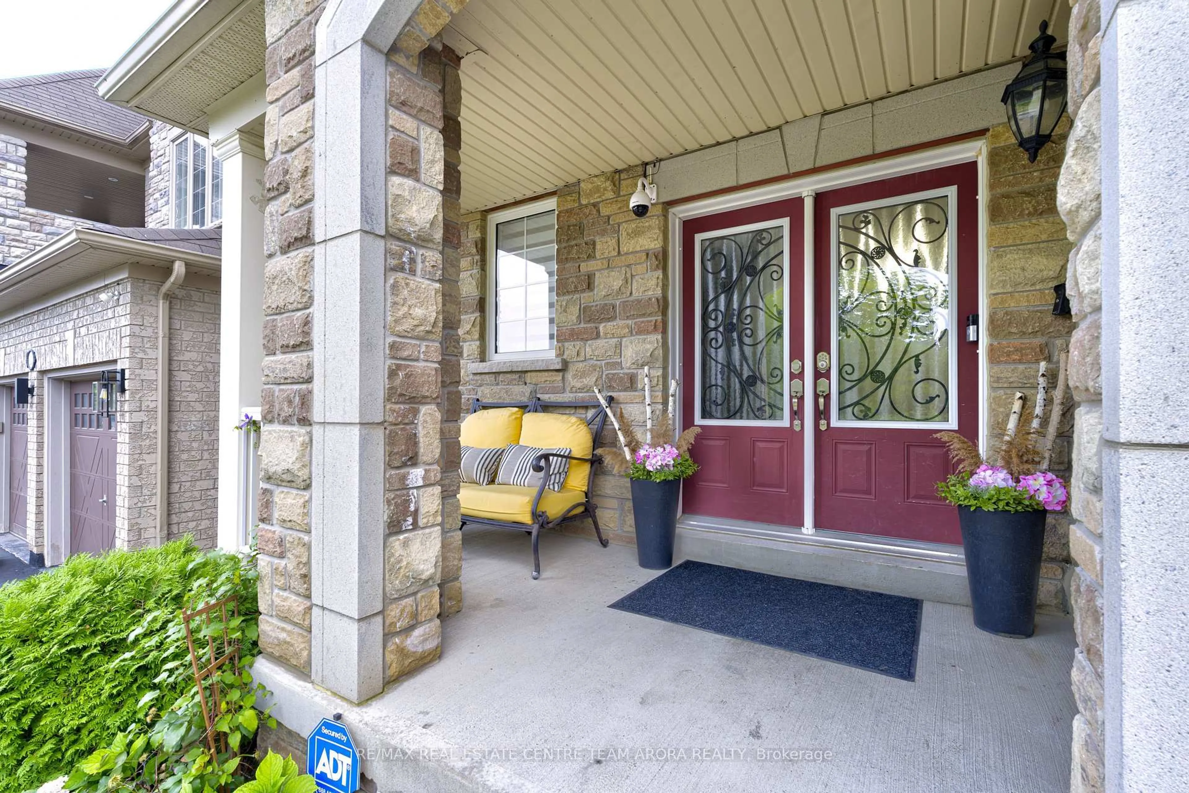 Indoor entryway for 16 Ashcreek Dr, Brampton Ontario L6Y 3A7