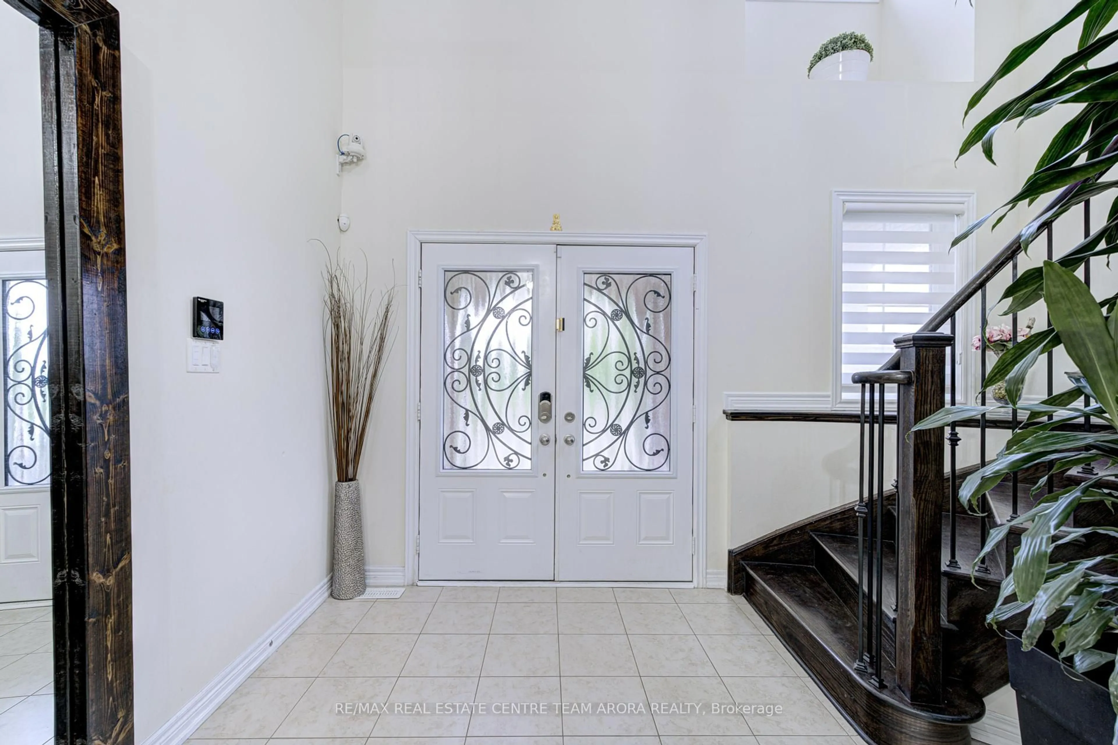 Indoor foyer for 16 Ashcreek Dr, Brampton Ontario L6Y 3A7