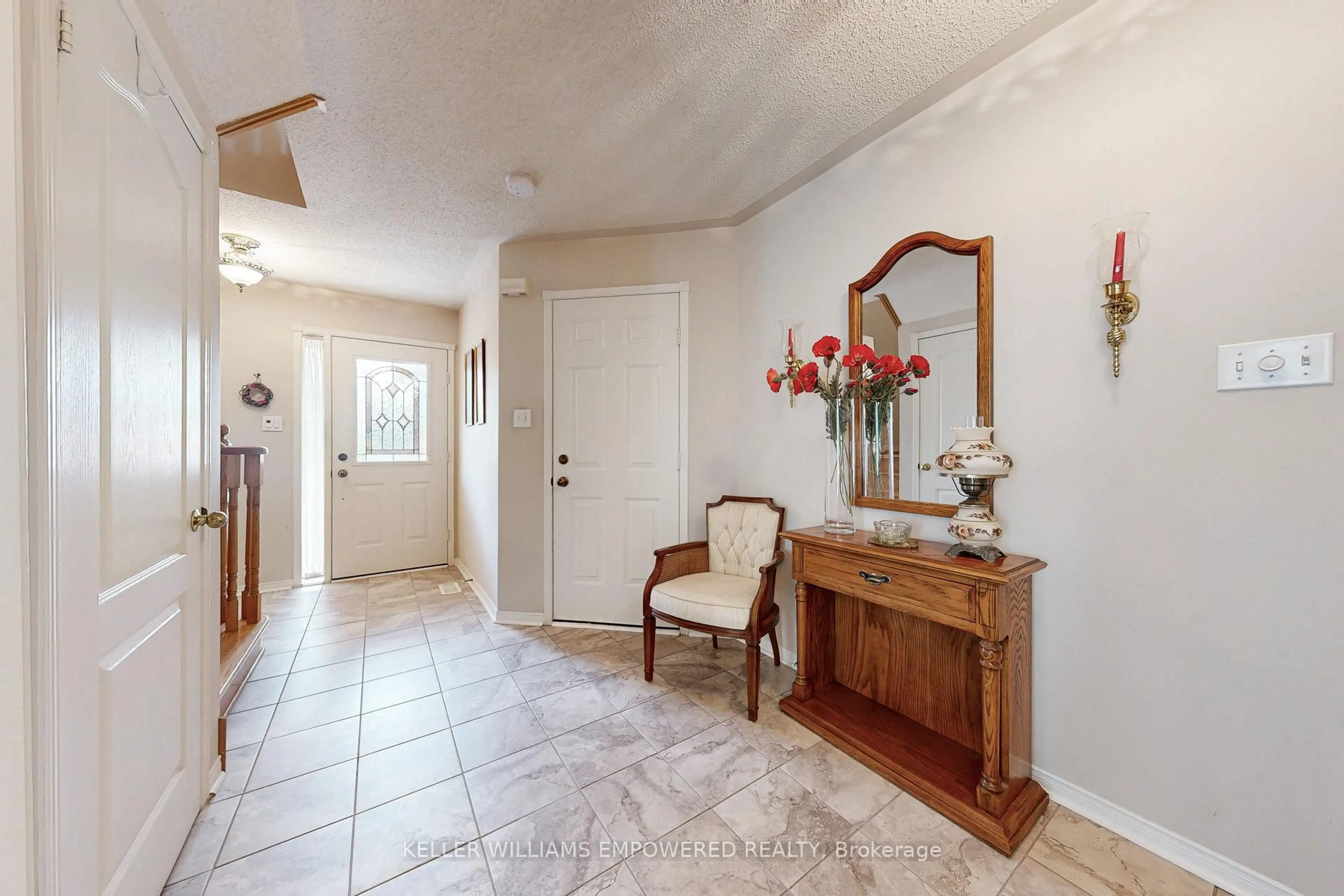 Indoor entryway for 427 Grand Highland Way, Mississauga Ontario L4Z 3W1