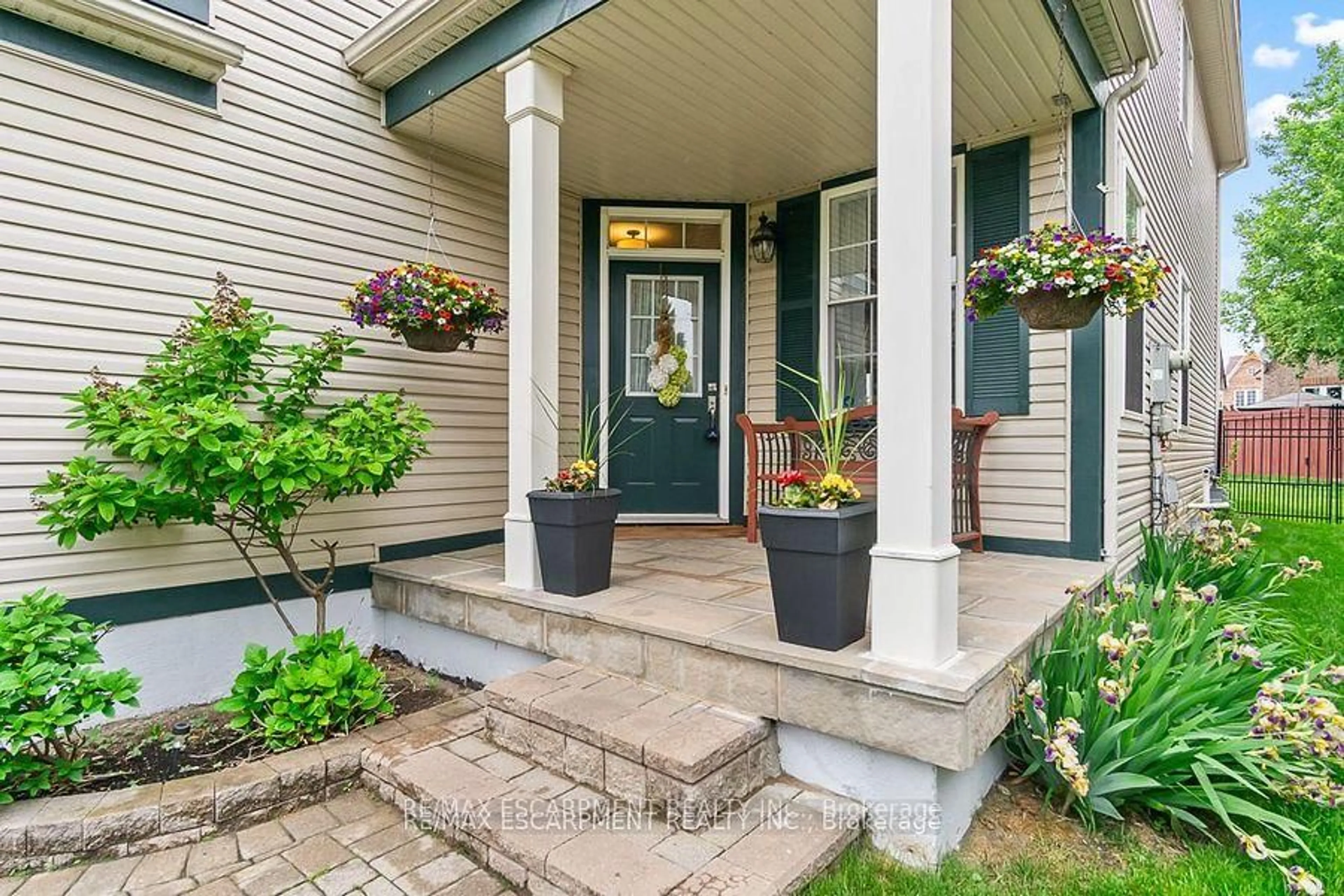 Indoor entryway for 7107 Appletree Lane, Mississauga Ontario L5W 1W5