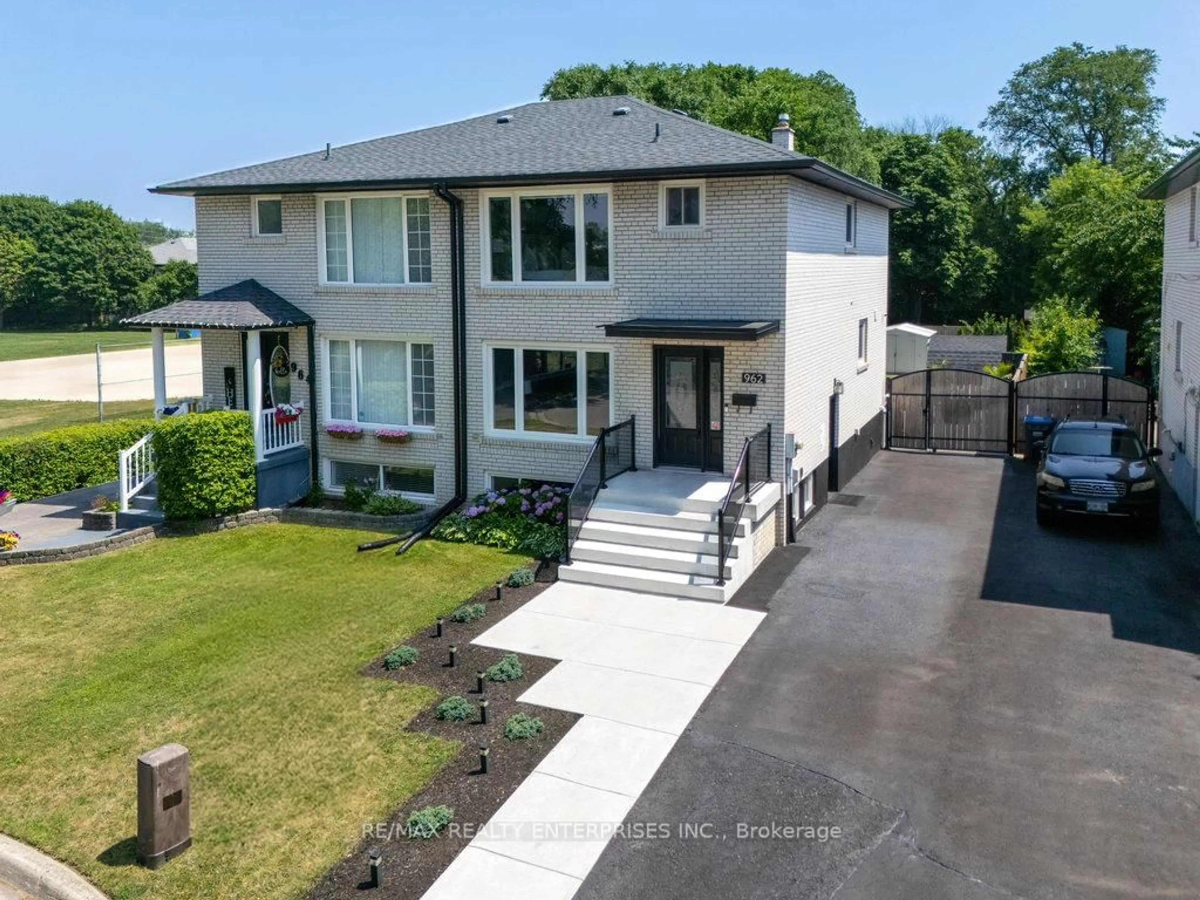 A pic from outside/outdoor area/front of a property/back of a property/a pic from drone, street for 962 Eighth St, Mississauga Ontario L5E 1R5