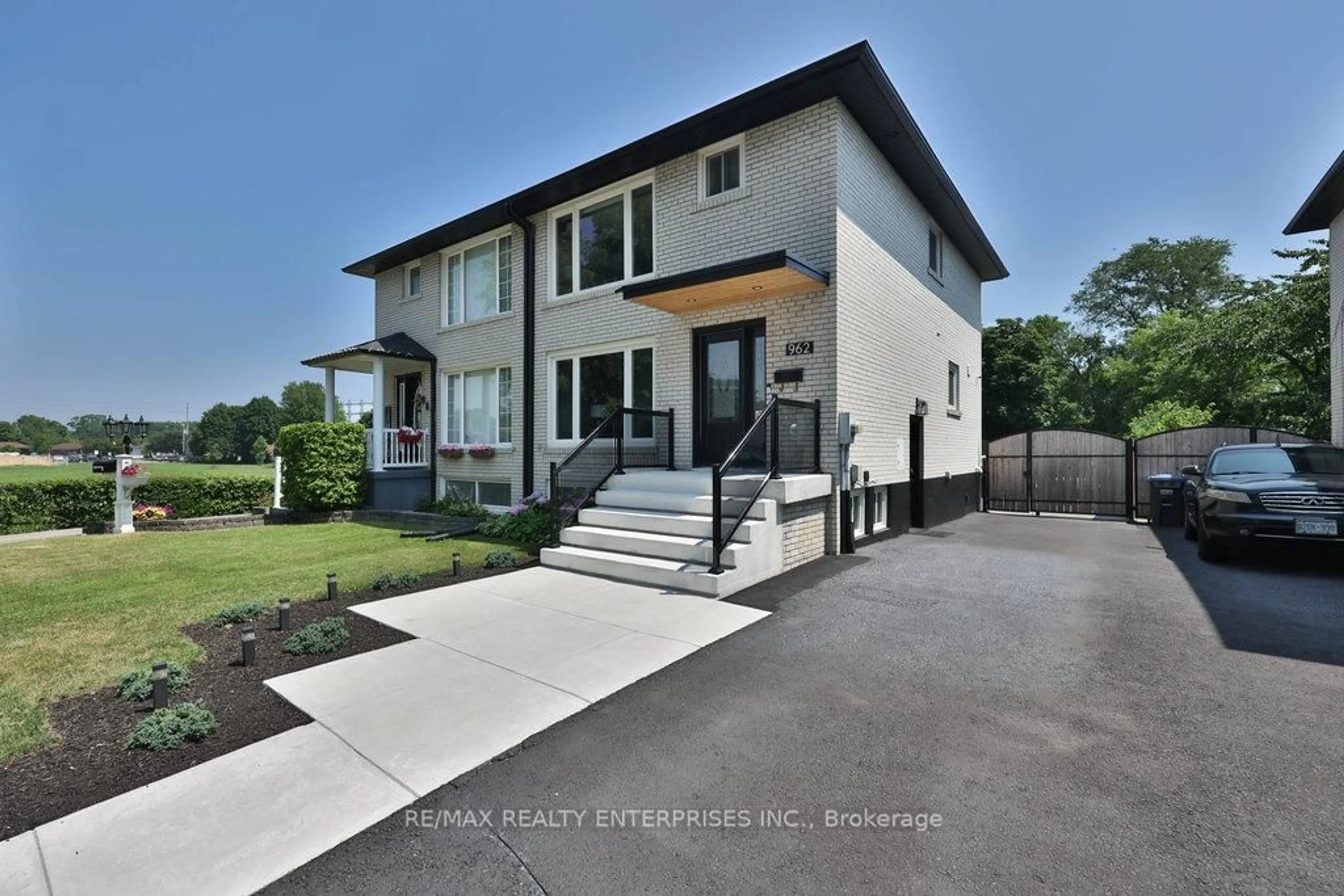 Home with vinyl exterior material, street for 962 Eighth St, Mississauga Ontario L5E 1R5