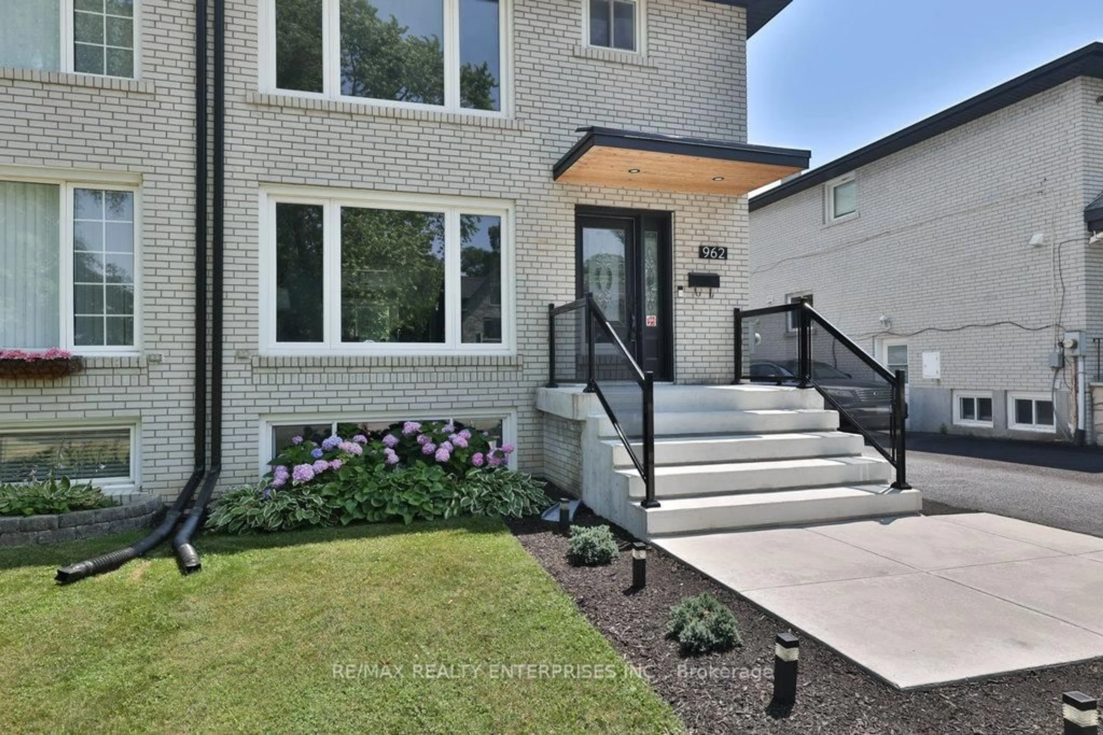 Home with brick exterior material, street for 962 Eighth St, Mississauga Ontario L5E 1R5