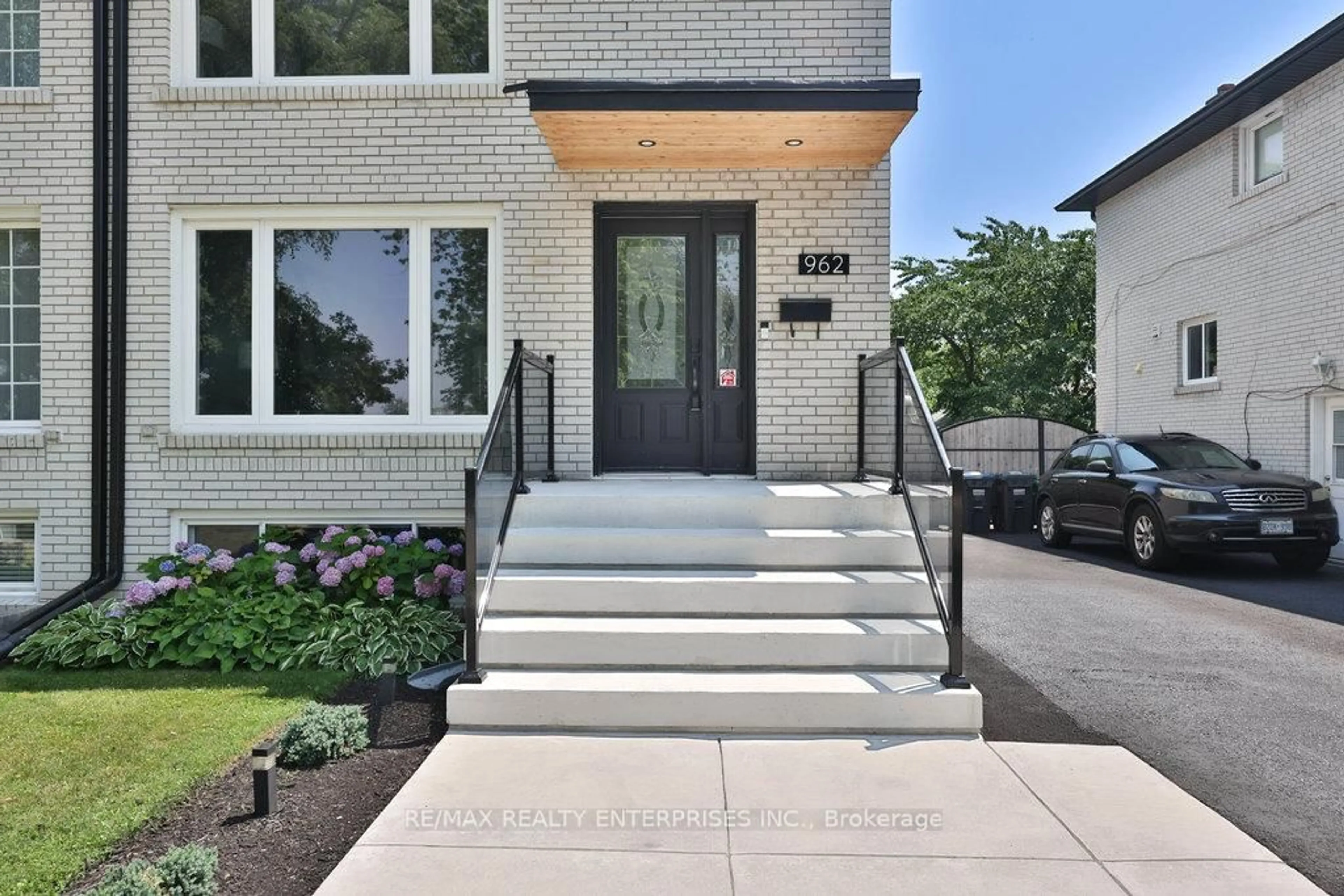 Home with brick exterior material, street for 962 Eighth St, Mississauga Ontario L5E 1R5