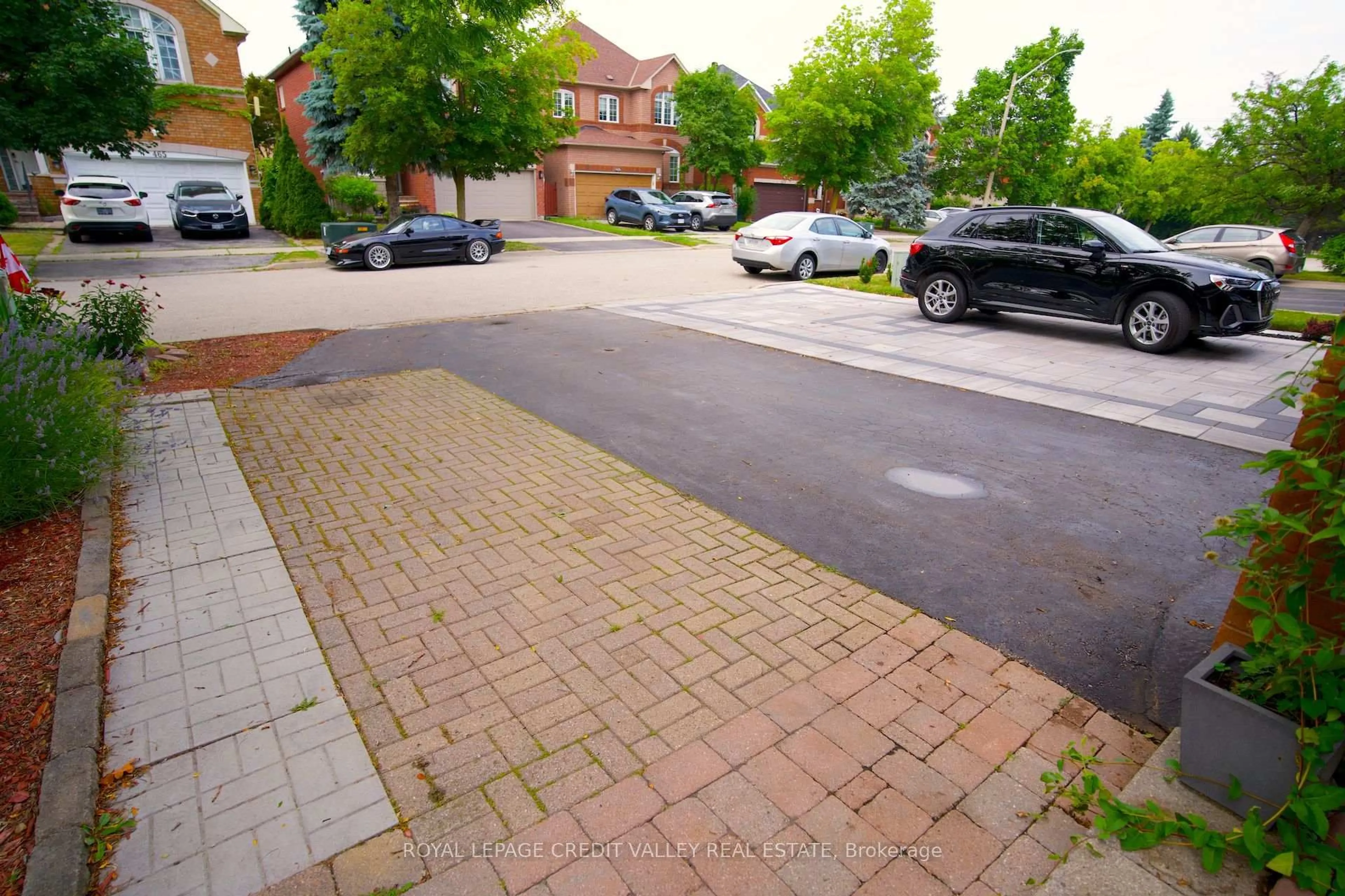 A pic from outside/outdoor area/front of a property/back of a property/a pic from drone, street for 464 Dalmuir Mews, Mississauga Ontario L4Z 3W2