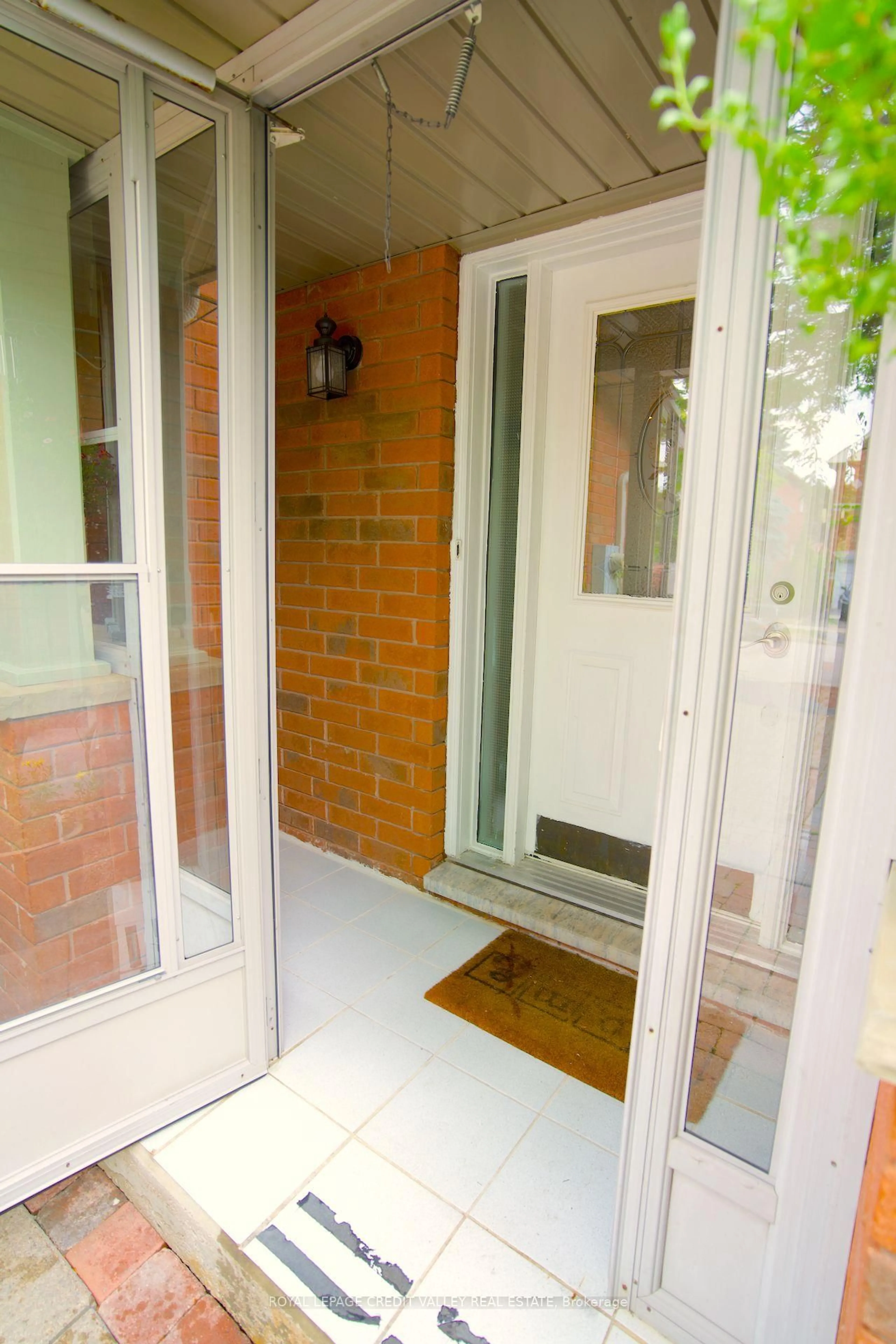 Indoor entryway for 464 Dalmuir Mews, Mississauga Ontario L4Z 3W2