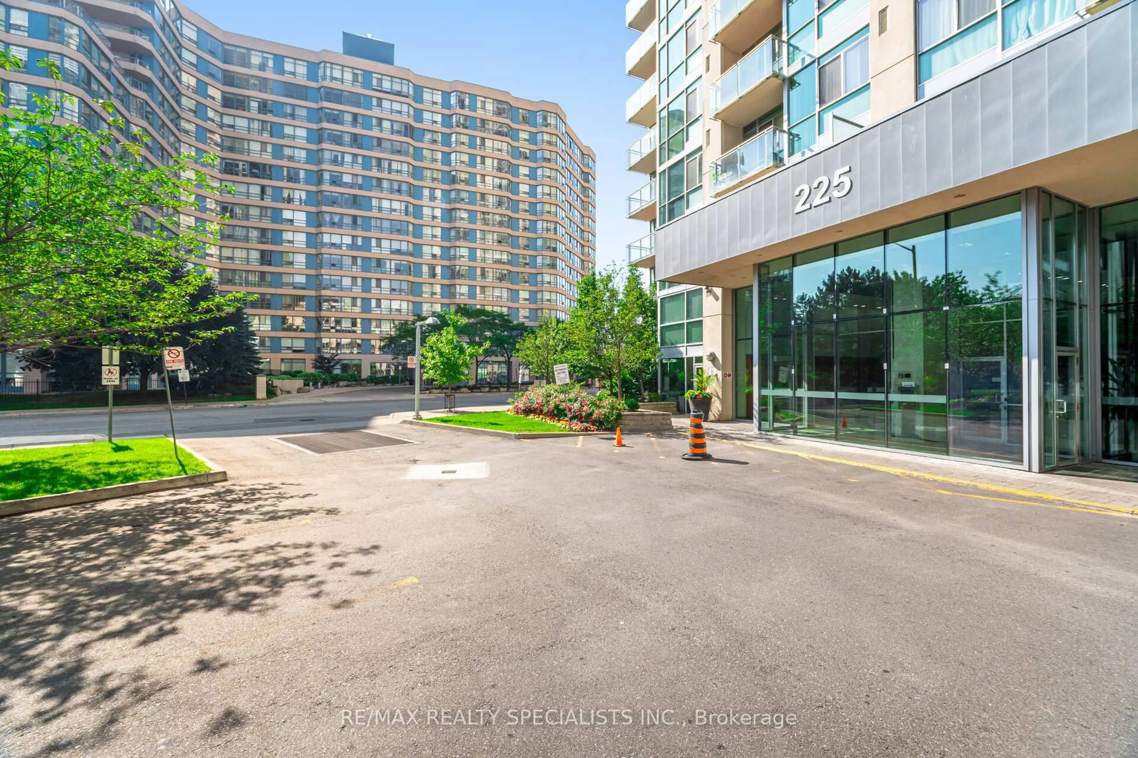 Patio, street for 225 Webb Dr #3308, Mississauga Ontario L5B 4P2