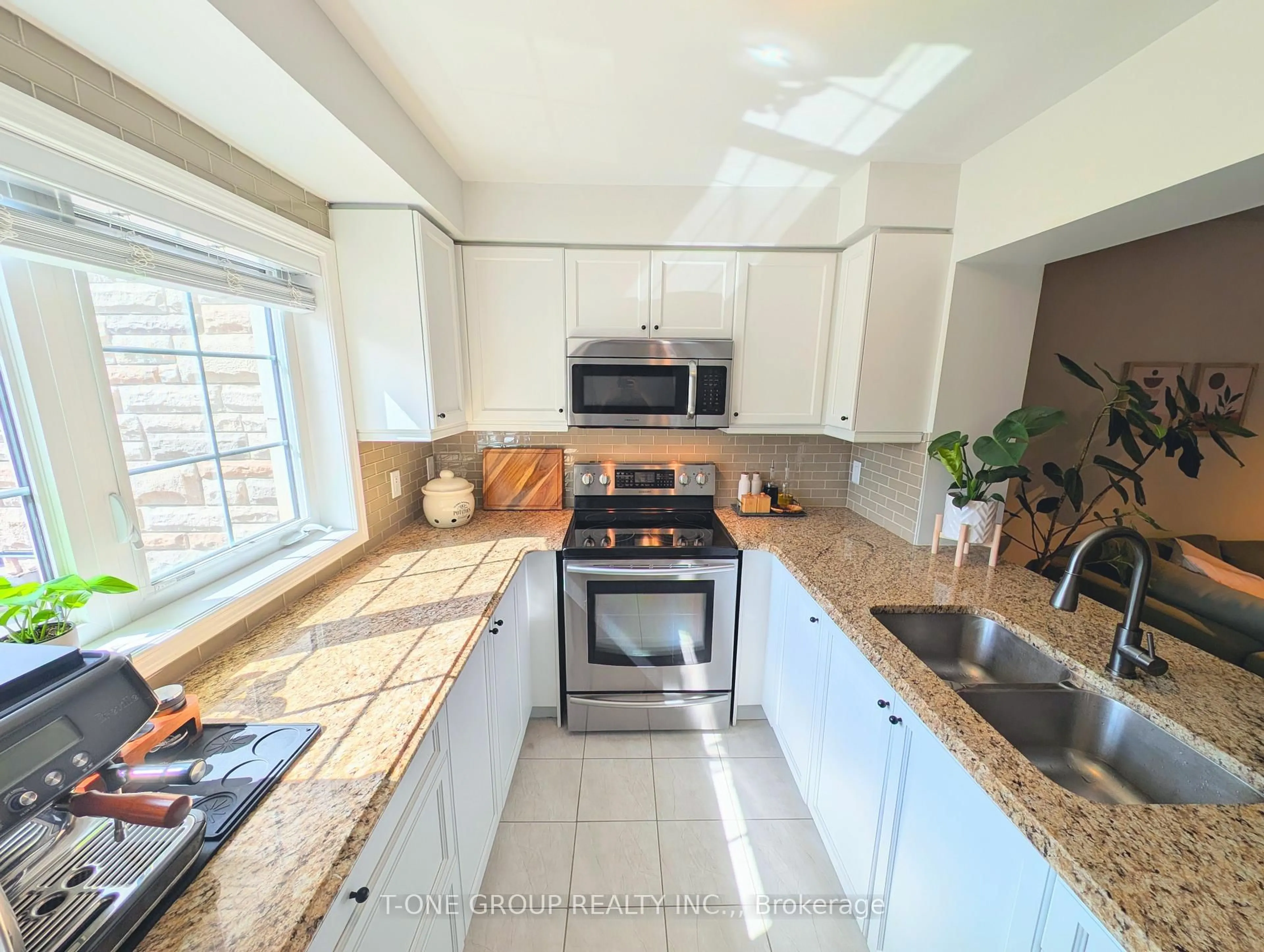 Open concept kitchen, ceramic/tile floor for 301 ELLEN DAVIDSON Dr, Oakville Ontario L6M 0V5