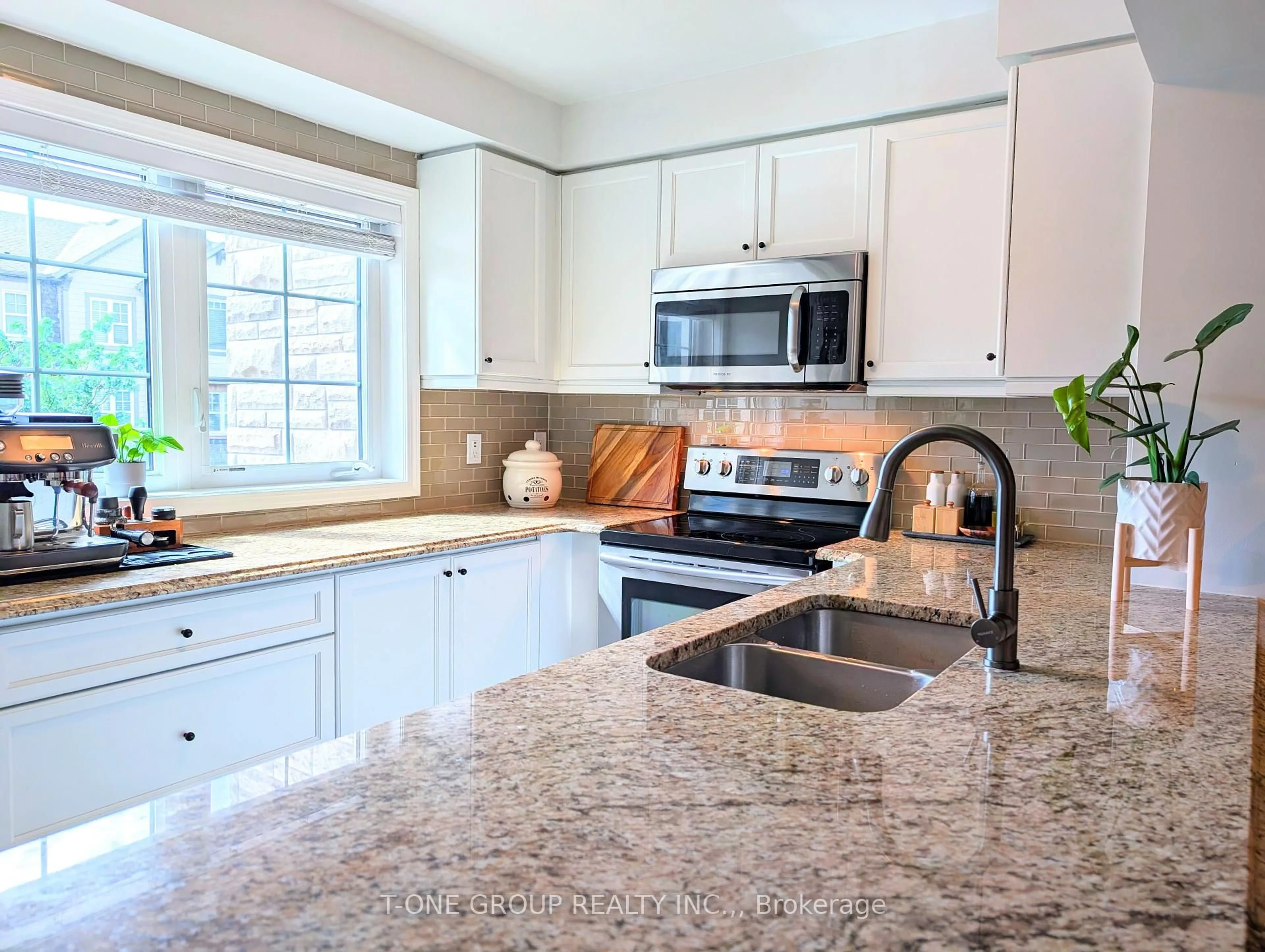 Open concept kitchen, ceramic/tile floor for 301 ELLEN DAVIDSON Dr, Oakville Ontario L6M 0V5