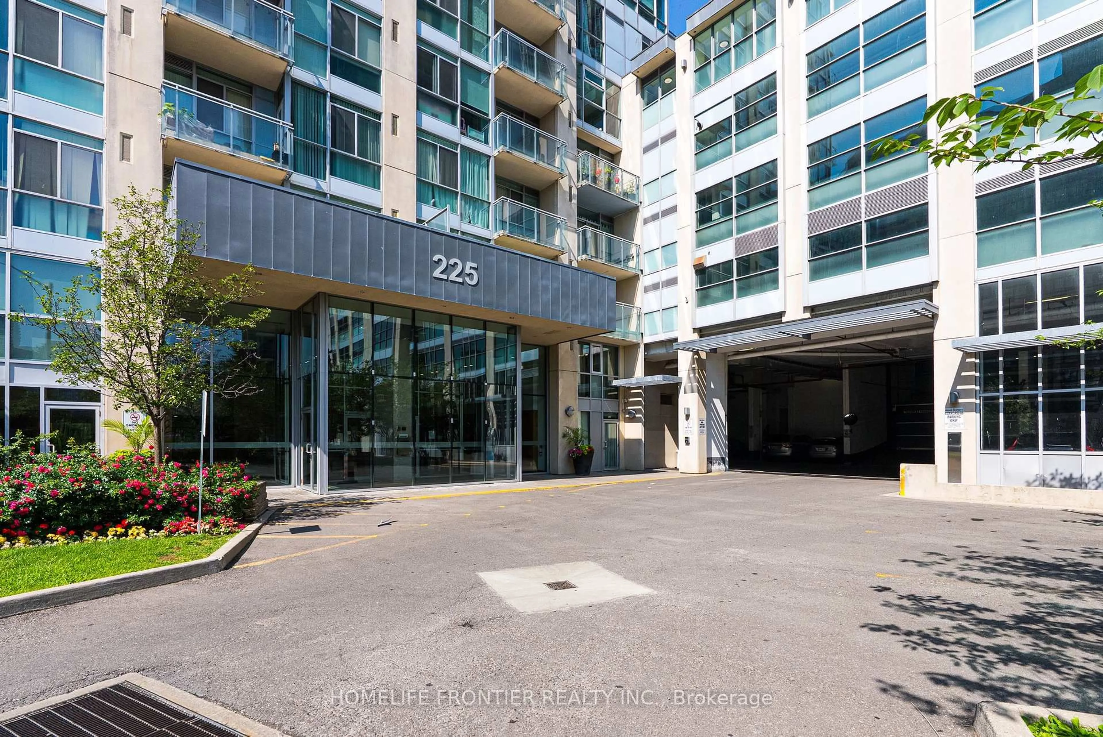 Indoor foyer for 225 Webb Dr #1905, Mississauga Ontario L5B 4P2