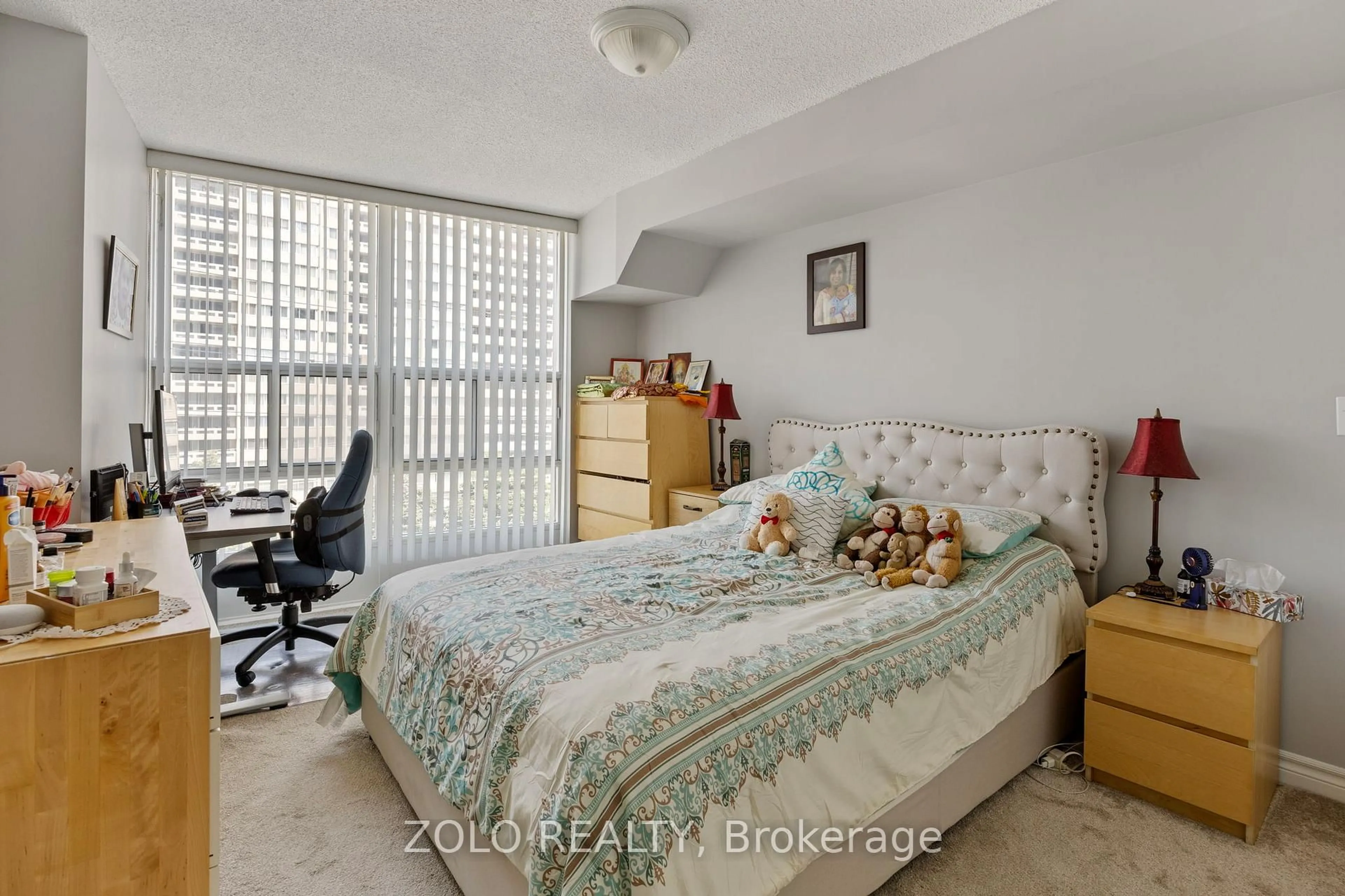 A pic of a room for 1 Elm Dr. W Dr #611, Mississauga Ontario L5B 4M1