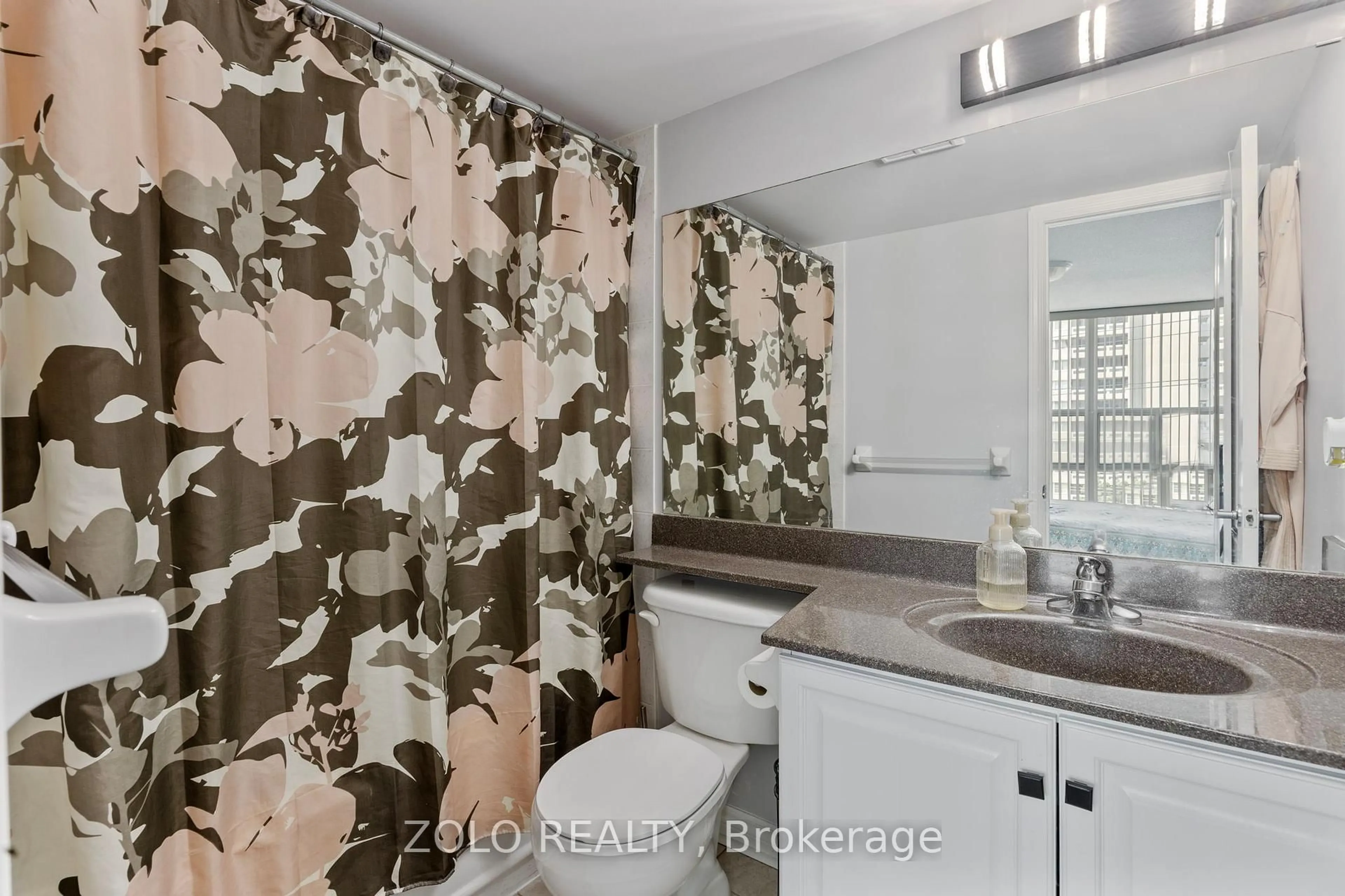 Standard bathroom, ceramic/tile floor for 1 Elm Dr #611, Mississauga Ontario L5B 4M1