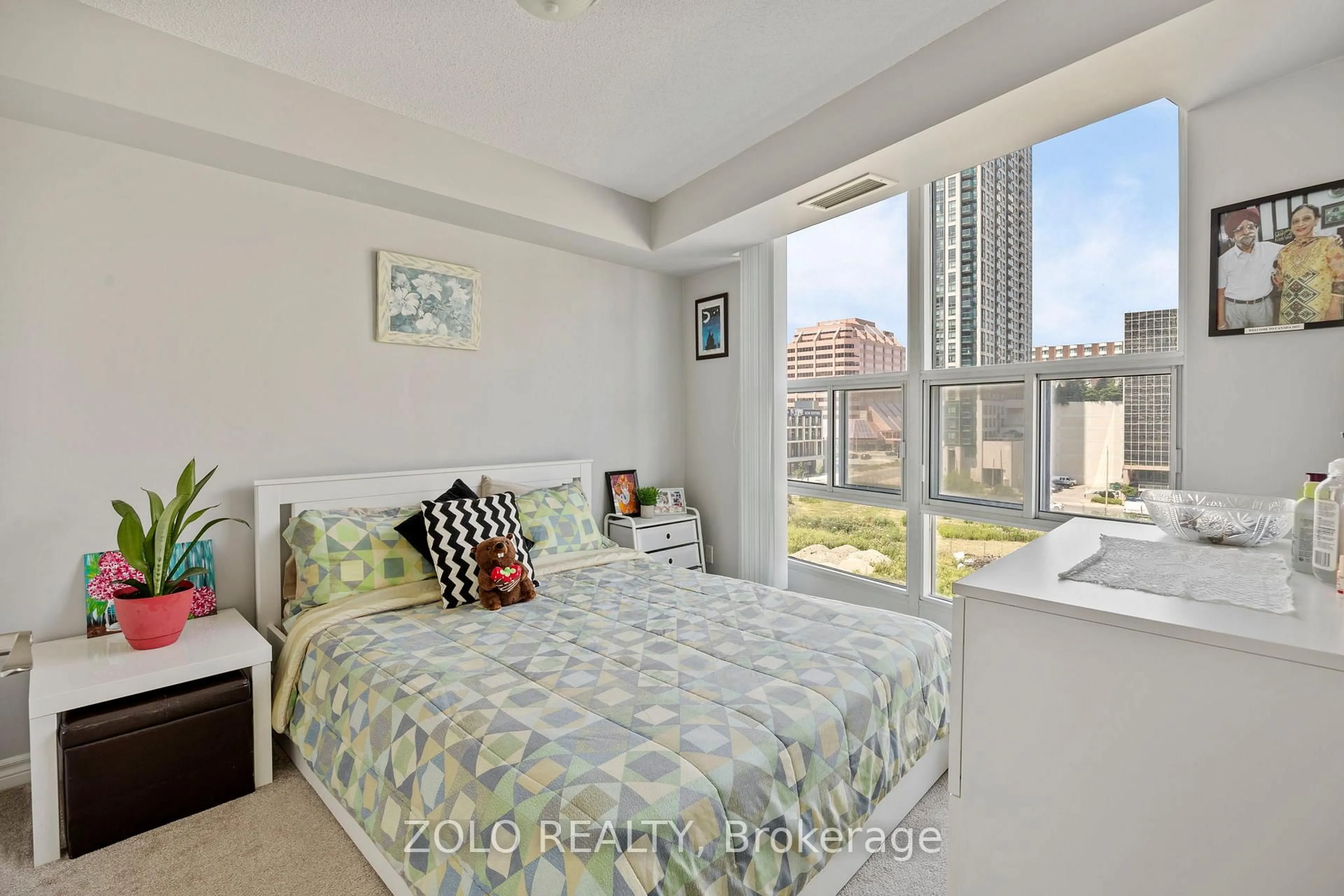Bedroom with bed, unknown for 1 Elm Dr #611, Mississauga Ontario L5B 4M1