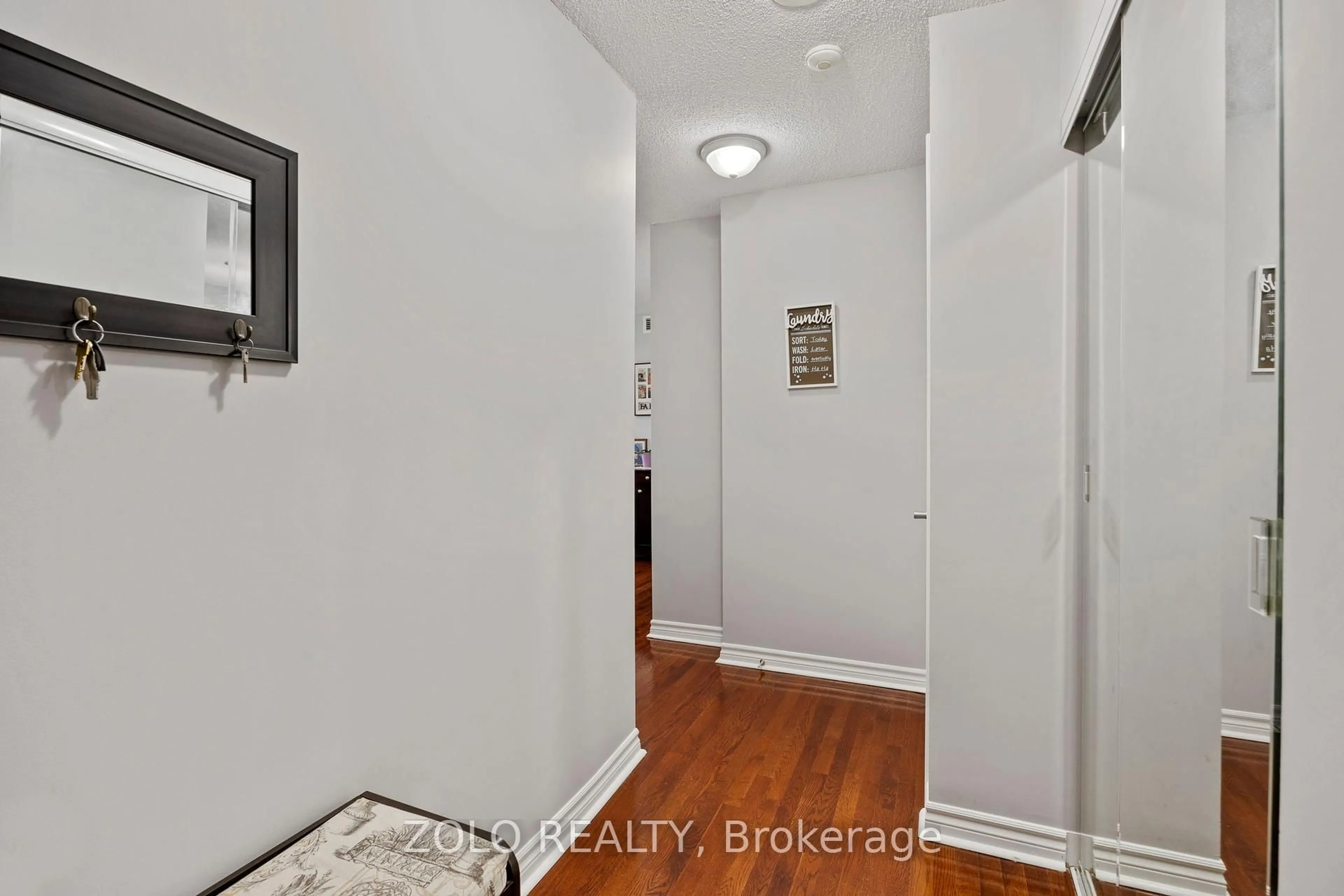 Indoor entryway for 1 Elm Dr #611, Mississauga Ontario L5B 4M1