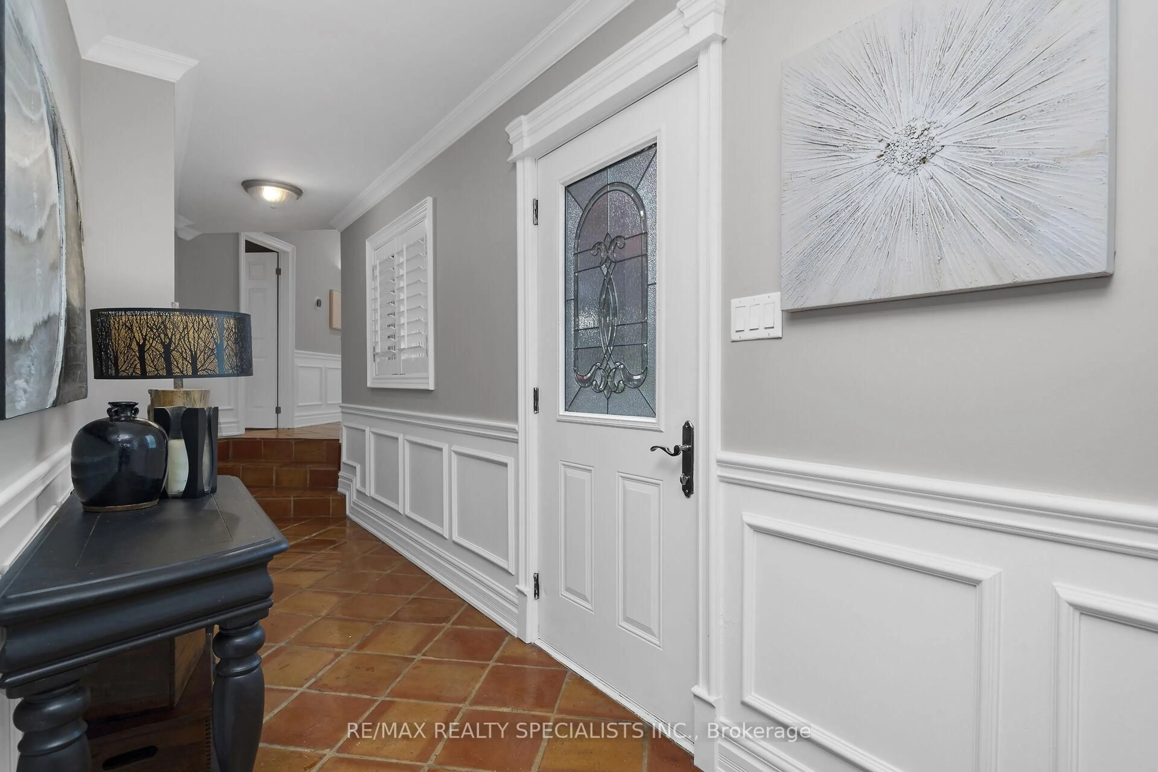 Indoor entryway for 2 Cedar Dr, Caledon Ontario L7K 1H6