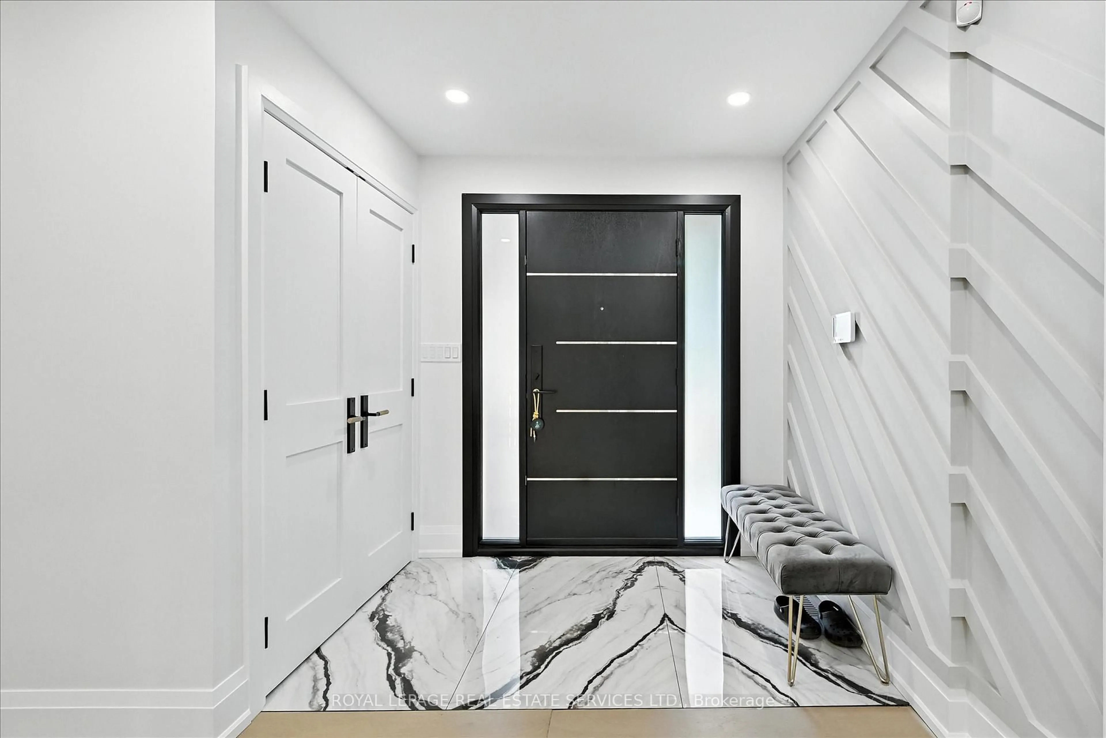 Indoor entryway for 1267 Roseberry Cres, Oakville Ontario L6M 1W2