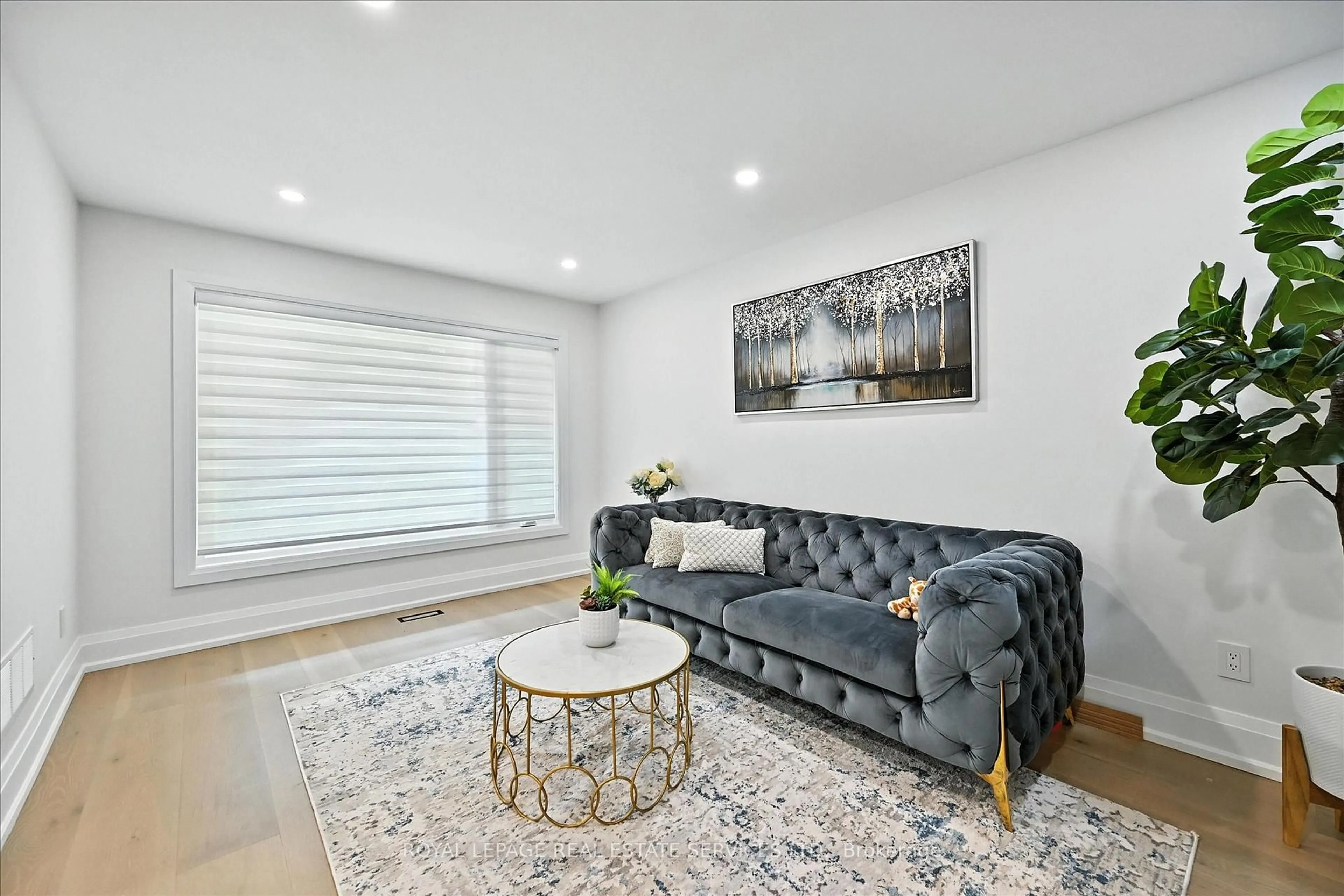 Living room with furniture, unknown for 1267 Roseberry Cres, Oakville Ontario L6M 1W2