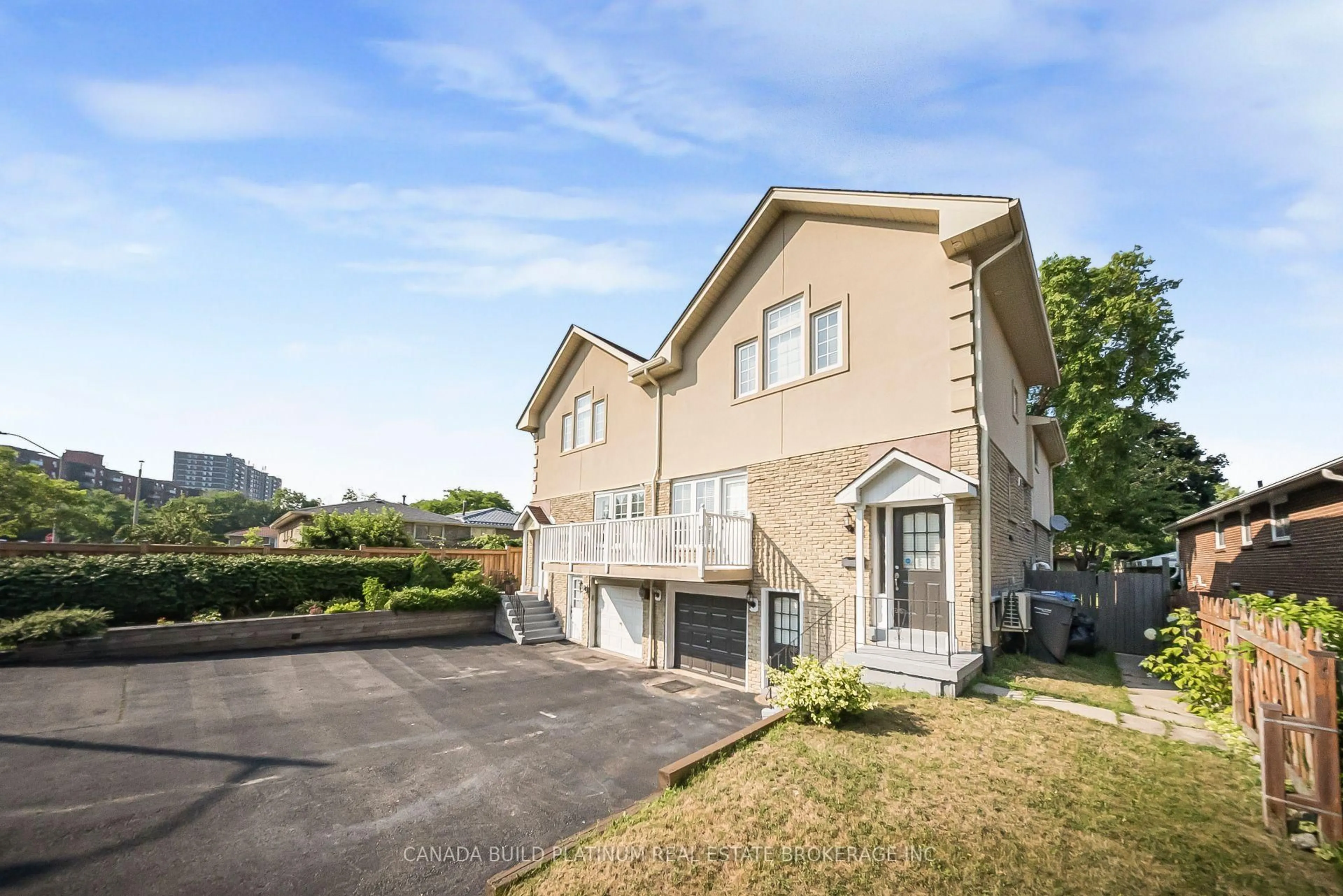 A pic from outside/outdoor area/front of a property/back of a property/a pic from drone, street for 849 Inverhouse Dr, Mississauga Ontario L5J 2Y1