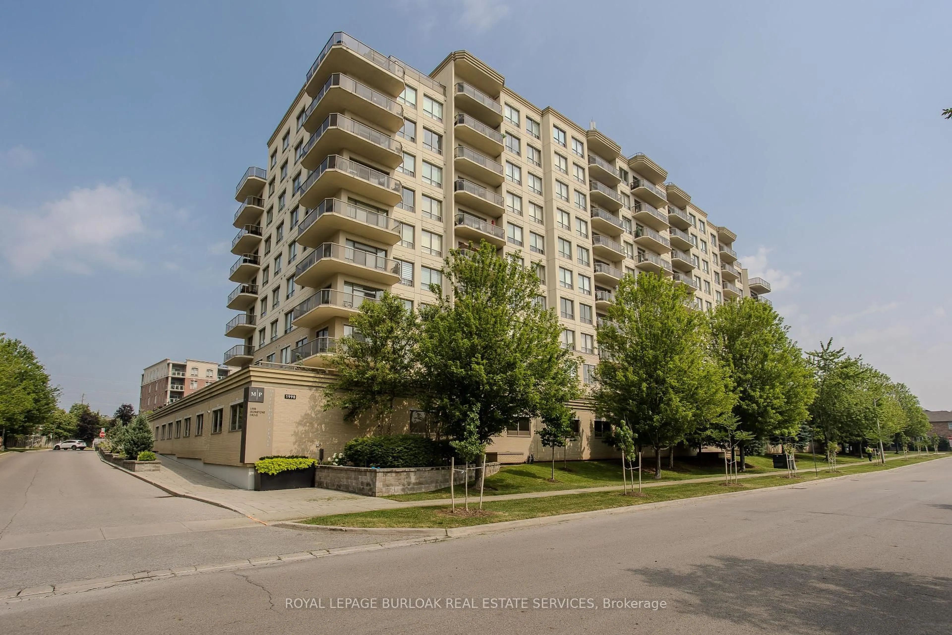 A pic from outside/outdoor area/front of a property/back of a property/a pic from drone, unknown for 1998 Ironstone Dr #410, Burlington Ontario L7L 7P7
