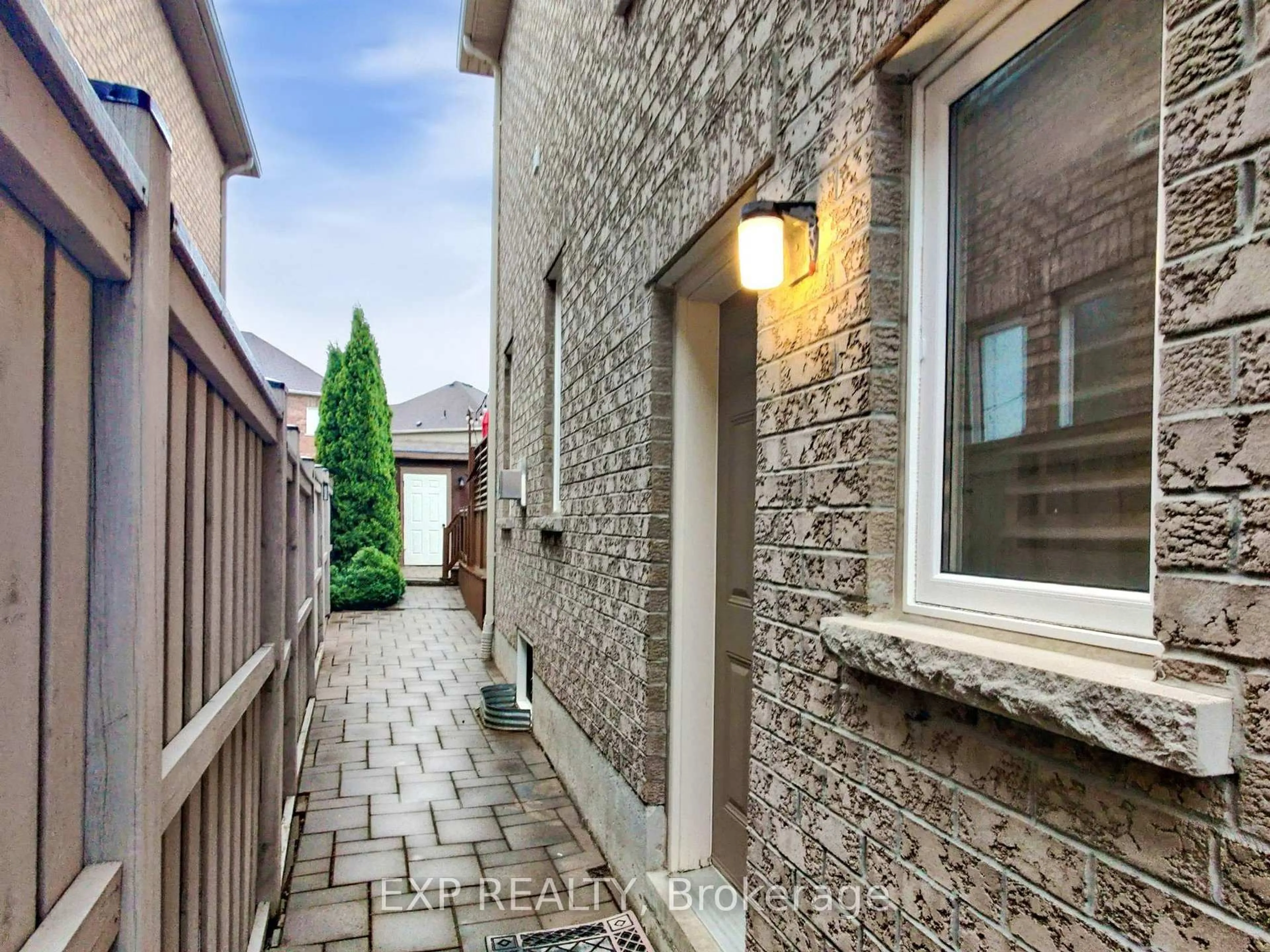 Patio, street for 94 Pannahill Dr, Brampton Ontario L6P 3B3