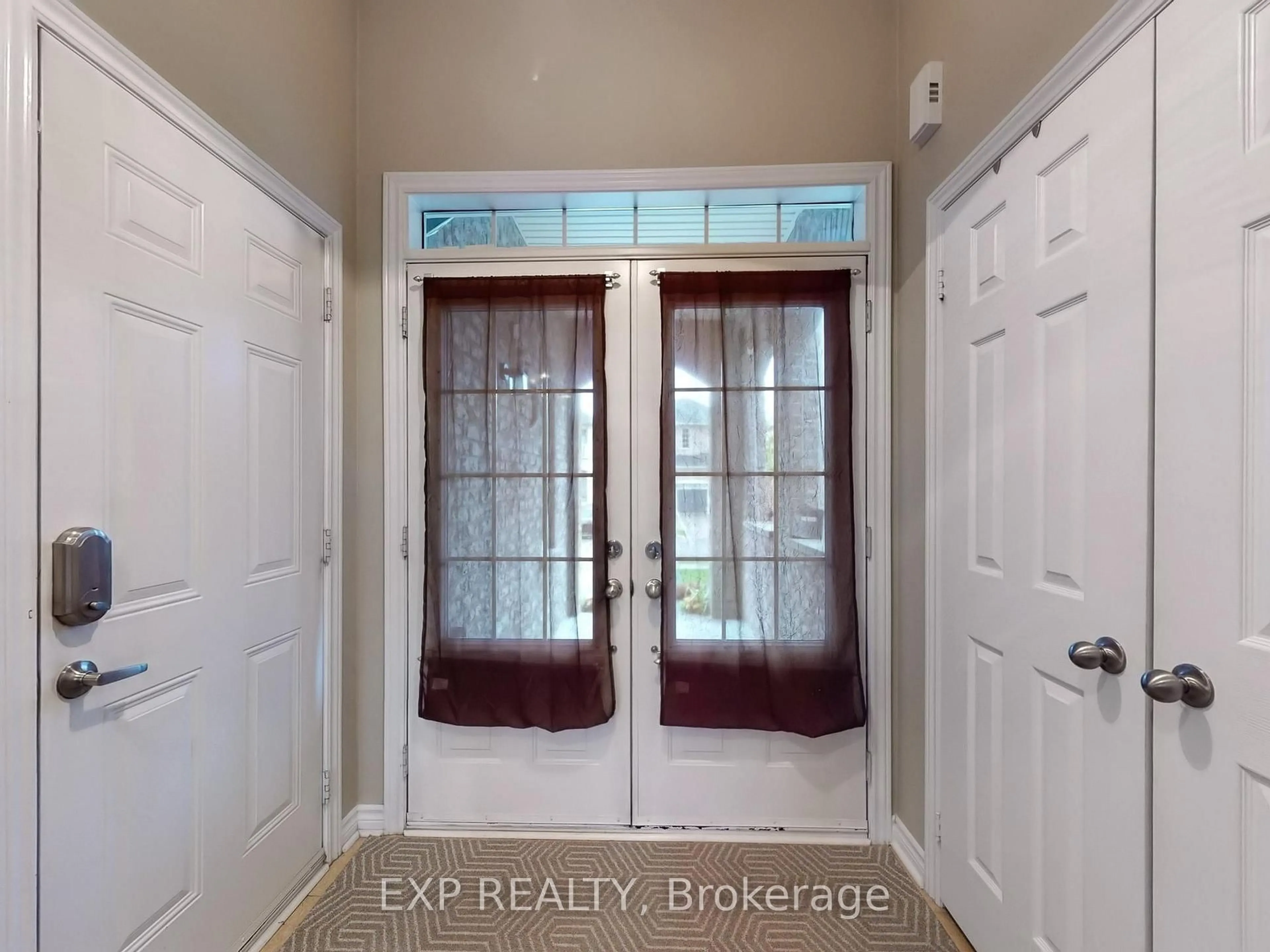 Indoor entryway for 94 Pannahill Dr, Brampton Ontario L6P 3B3