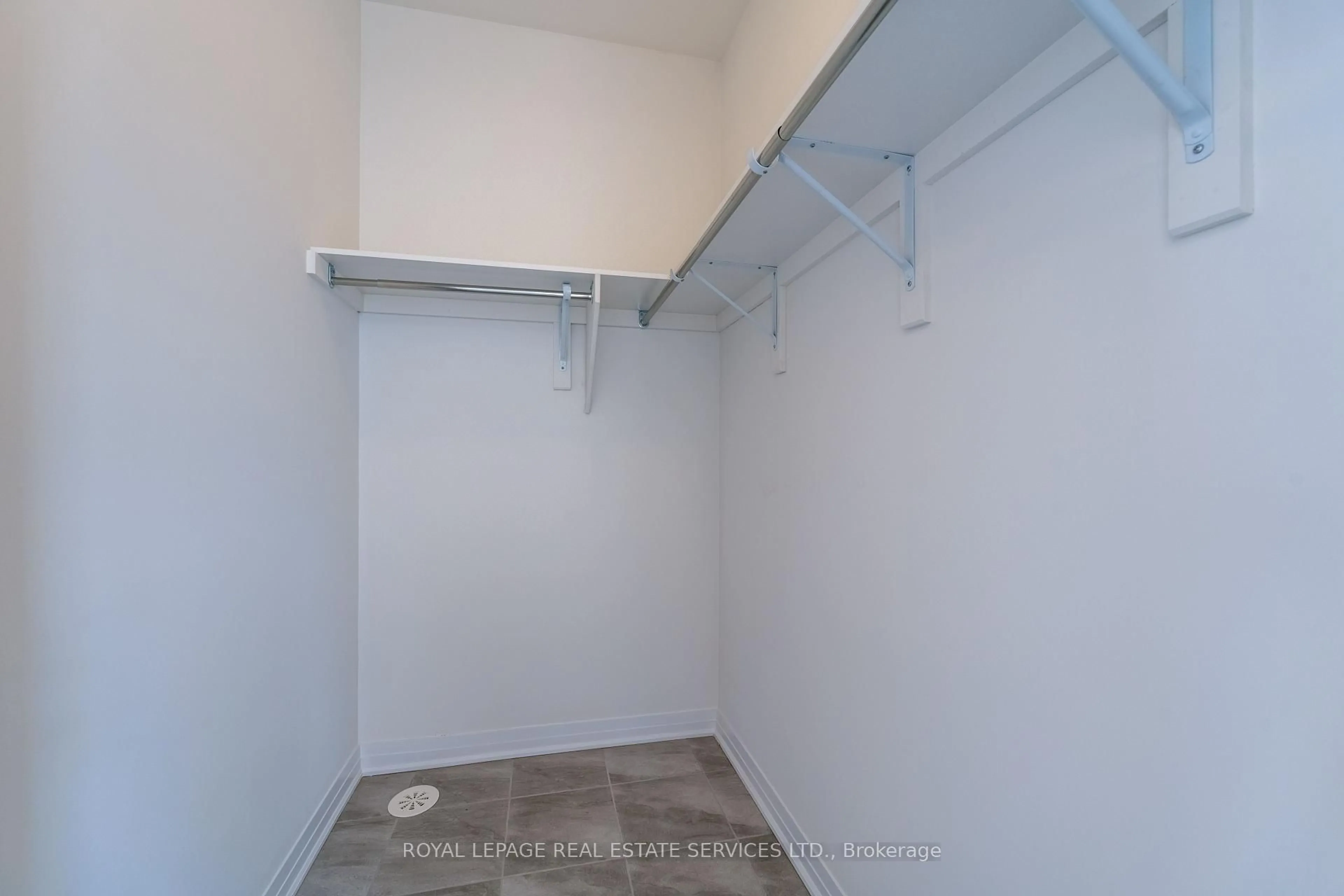 Storage room or clothes room or walk-in closet for 3222 Crystal Dr, Oakville Ontario L6M 0W8