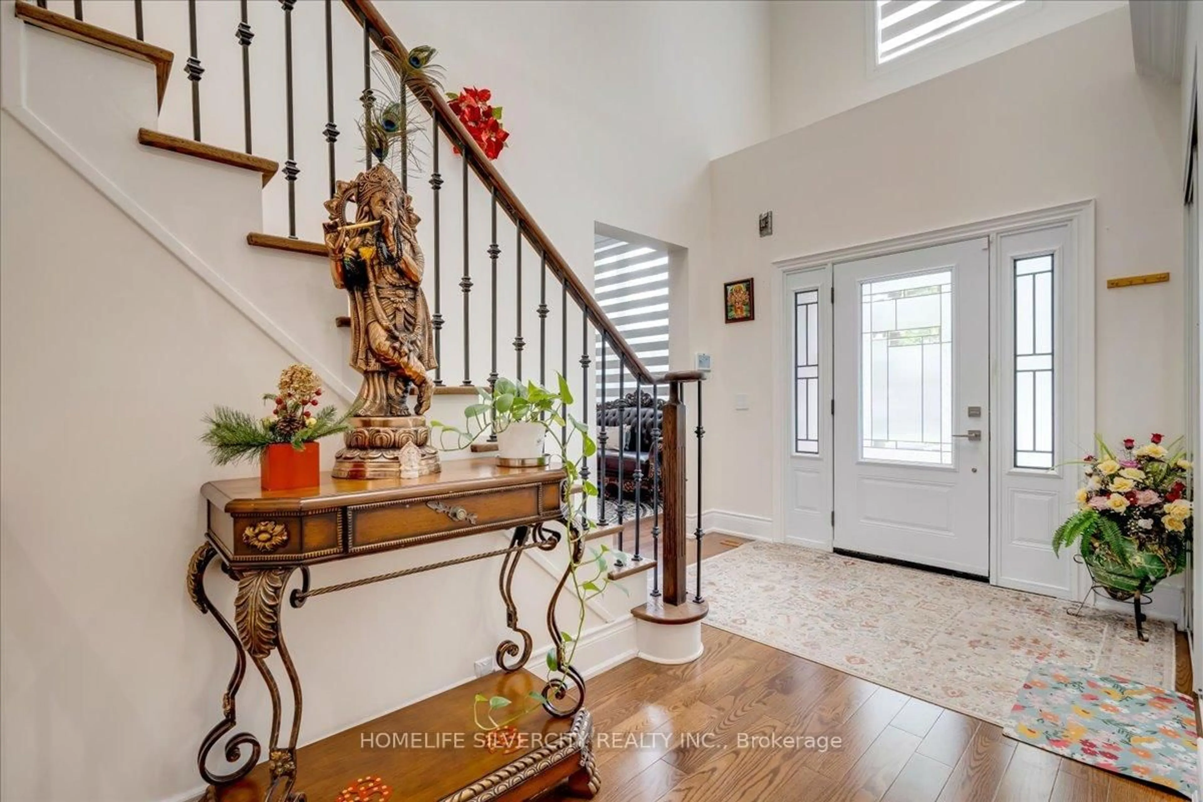 Indoor entryway for 46 Treeline Blvd, Brampton Ontario L6P 1E4