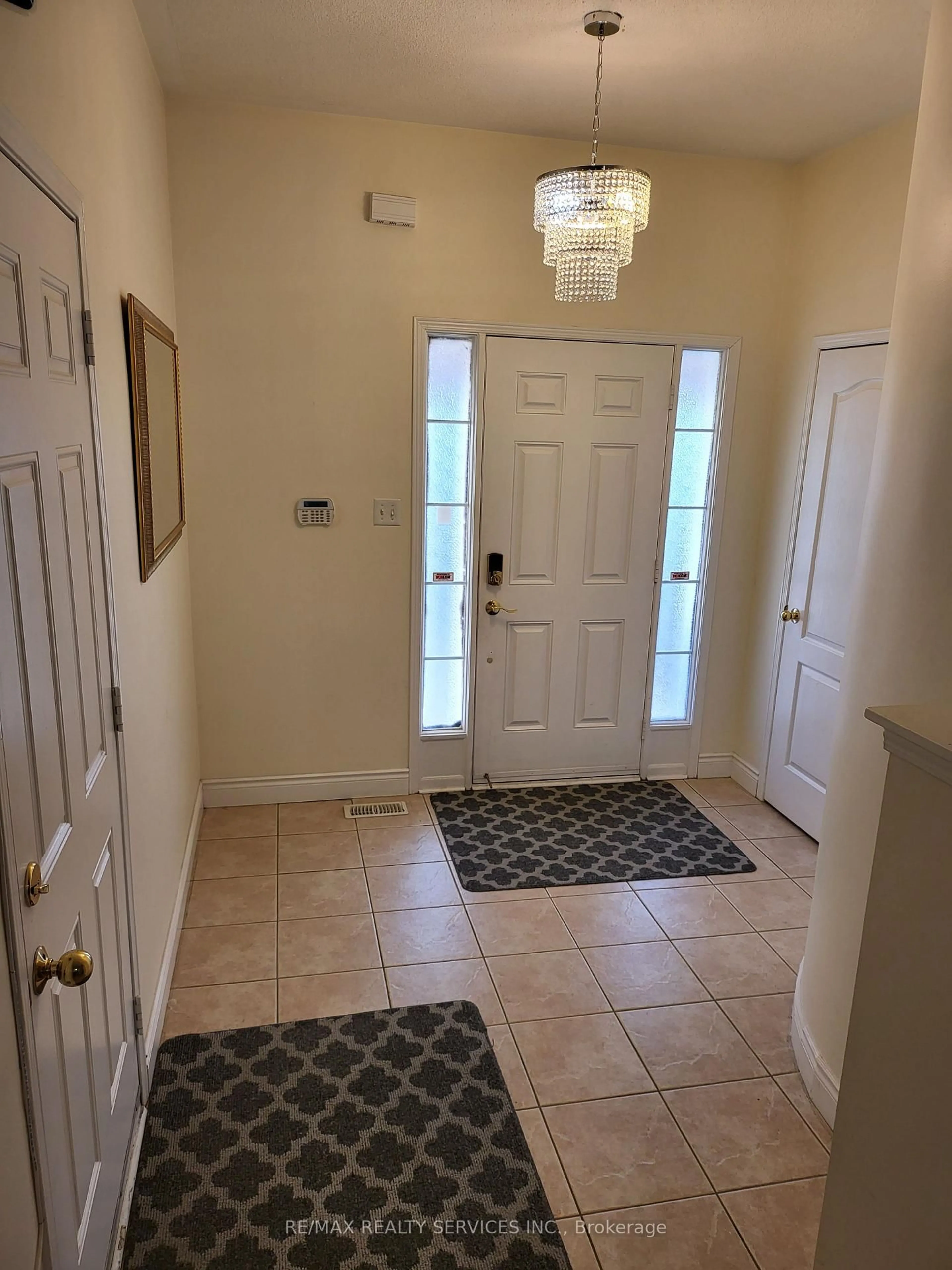 Indoor entryway for 19 Albery Rd, Brampton Ontario L7A 0K7