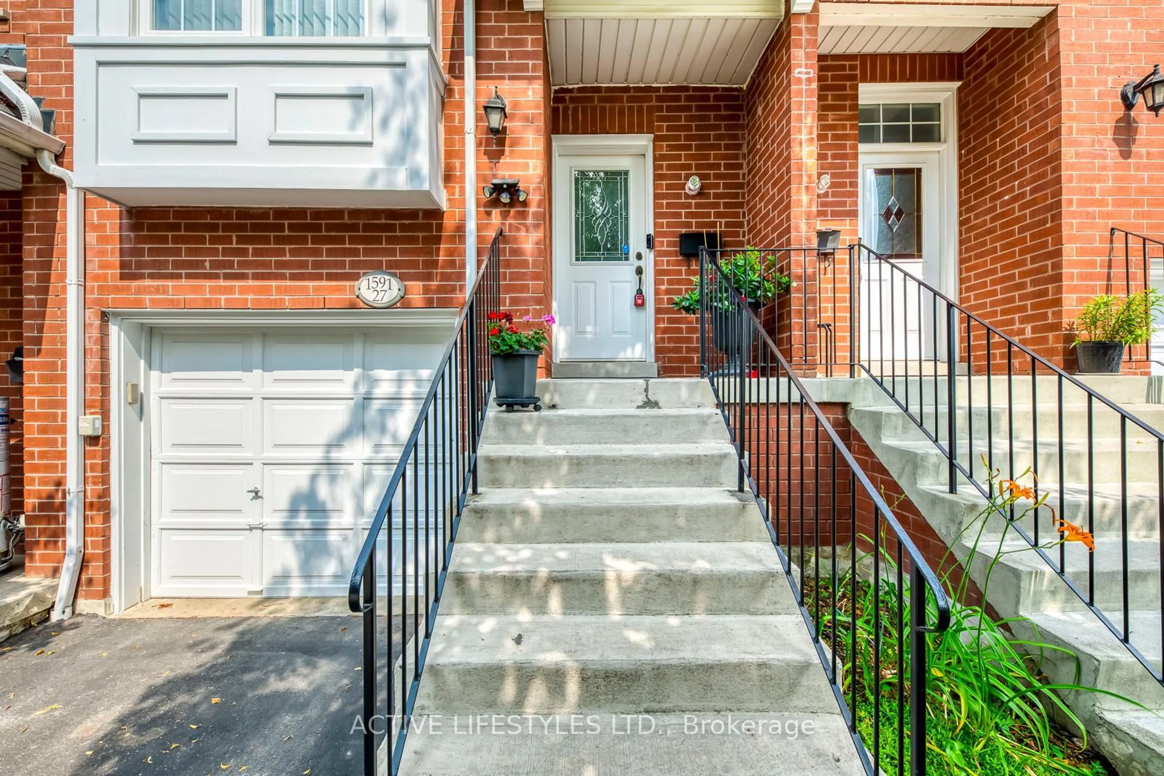 Home with brick exterior material, street for 1591 South Parade Crt #27, Mississauga Ontario L5M 6G1